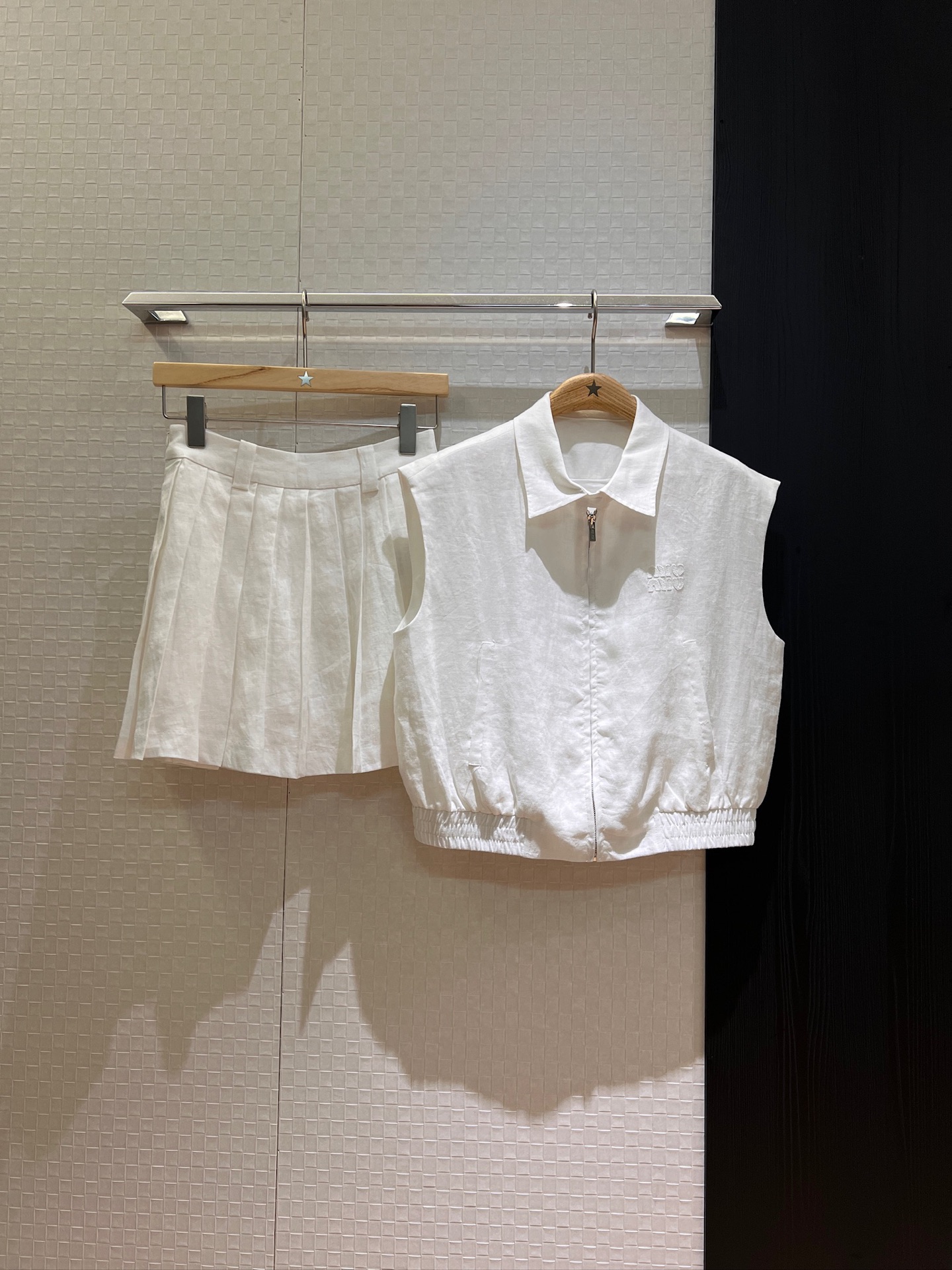 NO:414894,New Miu style linen suit, lapel waisted vest jacket pleated skirt, chuffing applique embroidered logo letter decoration, sweet and cute, age-reducing versatile, white and blue SML,,miumiu, skirts, jackets & coats,alexander wang19860909新款来袭miu式亚麻套装 翻领收腰马甲外套百褶半裙 裙裤贴布刺绣logo字母装饰 甜美可爱 减龄百搭 白色蓝色 SML,,miumiu,skirts,jackets & coats,alexander wang,Women's clothing