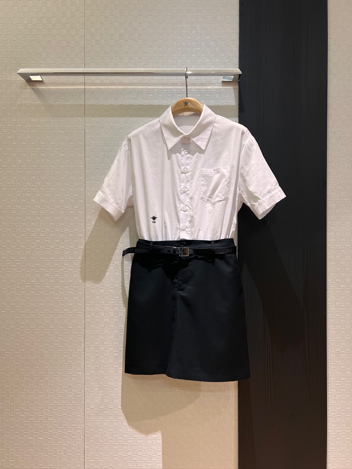 NO:414908,New style is coming to fake two-piece design, short-sleeved shirt dress, contrasting color splicing, distribution belt decoration classic embroidery little bee, pockets on both sides, fashion commuting, casual and fashionable, age-reducing temperament SML, skirts, T-shirt, alexander wang19860909新款来袭假两件设计 短袖衬衣裙连衣裙 撞色拼接 配送腰带装饰经典刺绣小蜜蜂 两侧有口袋 时尚通勤 休闲时尚 减龄气质SML,,skirts,T-shirt,alexander wang,Women's clothing