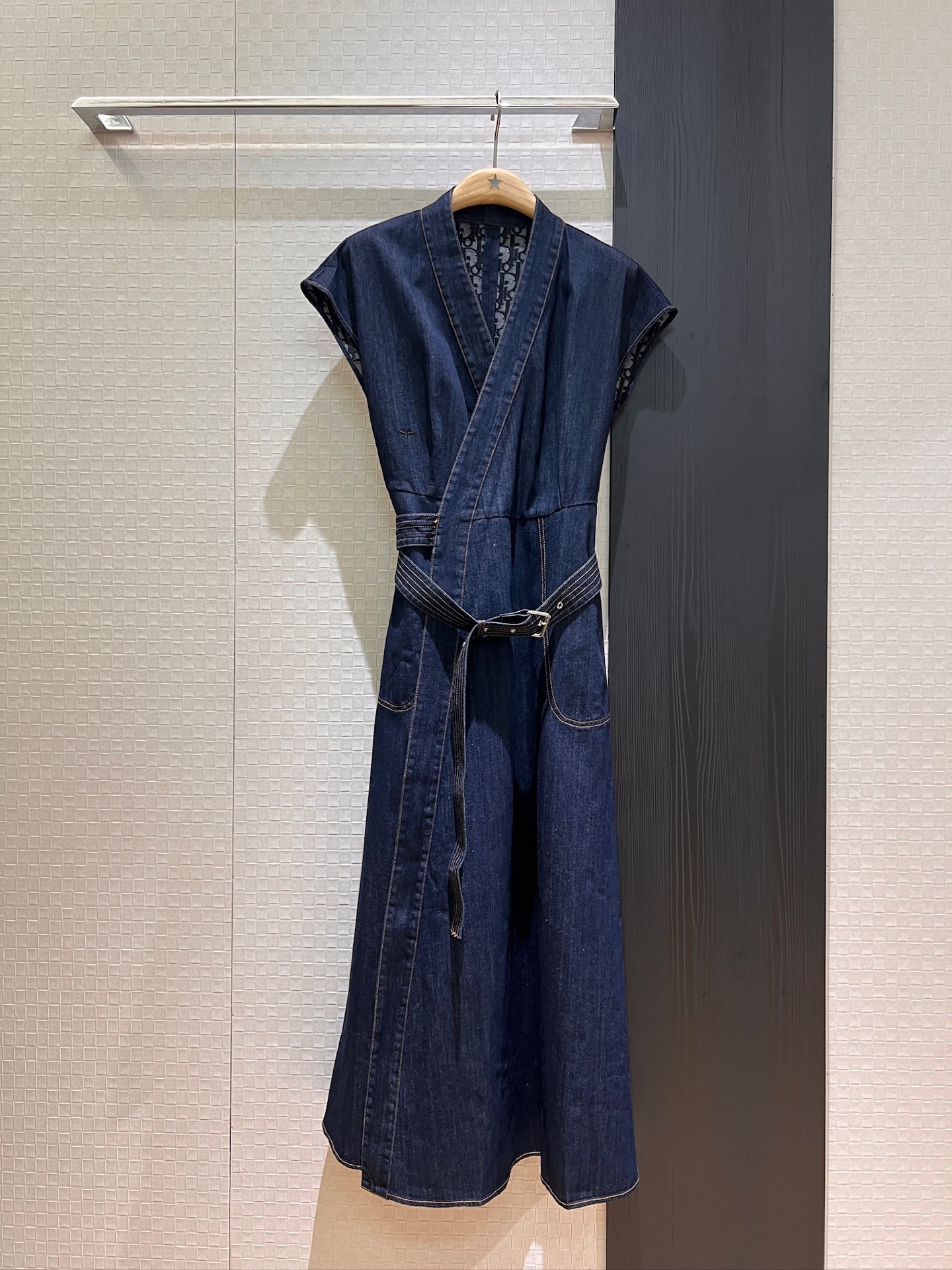 NO:416335,New standing collar V-neck rotator sleeves Minimalist front-breasted denim dress, presbyopia long skirt with belt and waist, pockets on both sides Elegant temperament SML, skirts, alexander wang19860909新款立领V领落肩袖 极简前襟排扣设计牛仔连衣裙 内里老花长裙系腰带收腰 两侧有口袋 优雅气质 SML,,skirts,alexander wang,Women's clothing