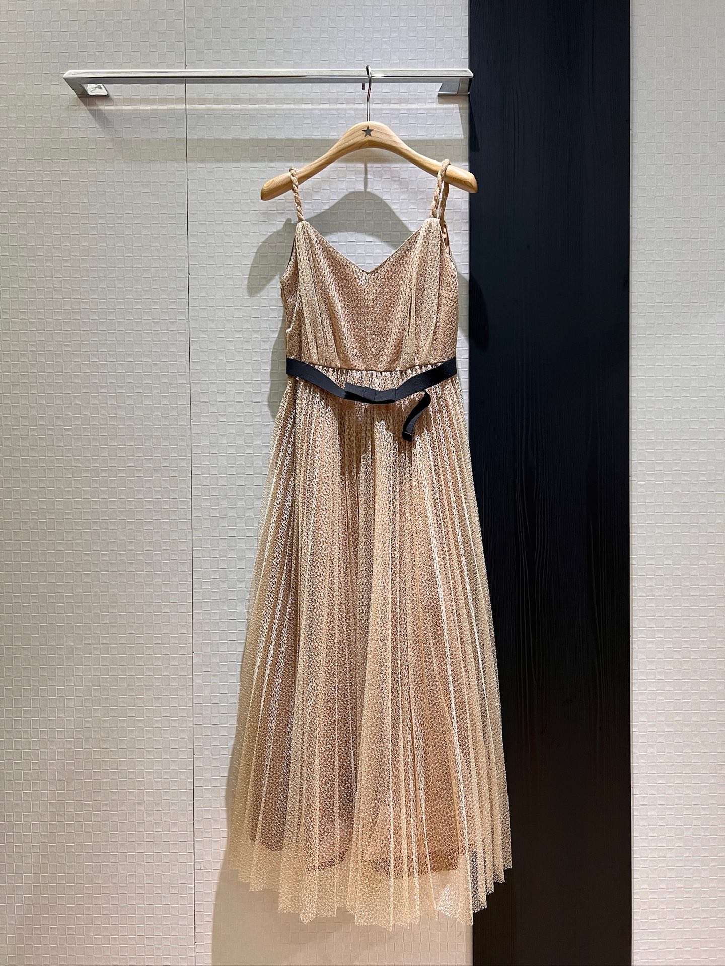 NO:416347,New button rope suspender custom mesh dress V-neck dress bow belt decoration spliced ​​pleated pleated skirt elegant temperament Must-have for celebrities SML, skirts, alexander wang19860909新款纽绳吊带定制网纱连衣裙 V领礼服裙蝴蝶结腰带装饰 拼接压褶百褶裙摆优雅气质 名媛必备 SML,,skirts,alexander wang,Women's clothing