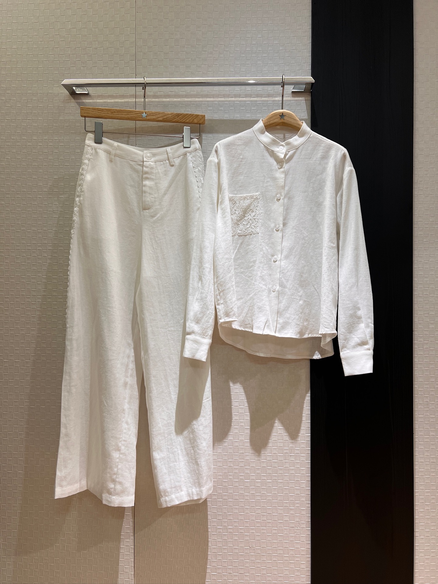 NO:416393,New style hollowed-piece lace standing collar long-sleeved shirt with linen fabric chest spliced ​​water-soluble lace pocket decoration loose and lazy casual and age-reducing lace wide-leg pants SML, alexander wang19860909新款背后镂空拼接蕾丝立领长袖衬衣 亚麻面料胸前拼接水溶蕾丝口袋装饰 宽松慵懒 休闲减龄可搭同款蕾丝阔腿裤 SML,,alexander wang,Women's clothing