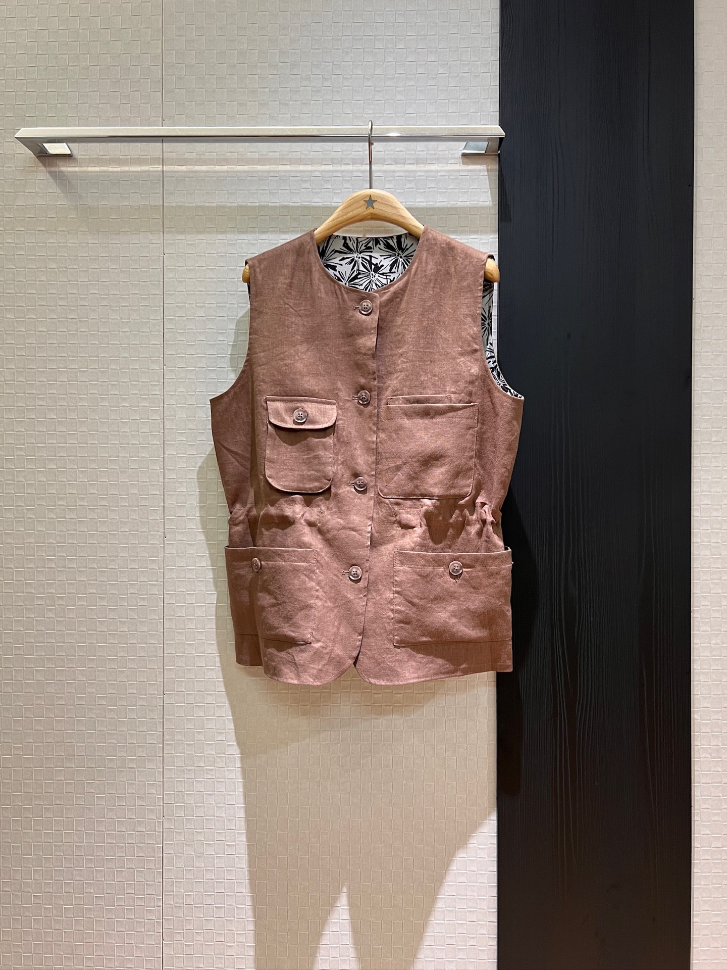 NO:416360,New LP round neck casual linen vest, work clothes wind patch pocket decoration, mold opening hardware button, drawstring waist adjustable firework printed lining, casual and fashionable, handsome sweet brown white SML, loro piano, alexander wang19860909新款LP圆领休闲亚麻马甲 工装风贴袋装饰 开模五金扣子 可抽绳收腰调节烟花印花内衬 休闲时尚 帅气甜飒咖色白色 SML,,loro piana,alexander wang,Women's clothing