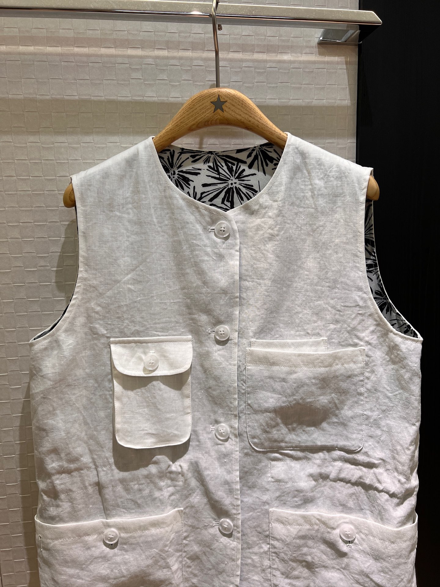 NO:416371,New LP round neck casual linen vest, work clothes wind patch pocket decoration, mold opening hardware button, drawstring waist adjustable firework printed lining, casual and fashionable, handsome sweet brown white SML, loro piano, alexander wang19860909新款LP圆领休闲亚麻马甲 工装风贴袋装饰 开模五金扣子 可抽绳收腰调节烟花印花内衬 休闲时尚 帅气甜飒咖色白色 SML,,loro piana,alexander wang,Women's clothing