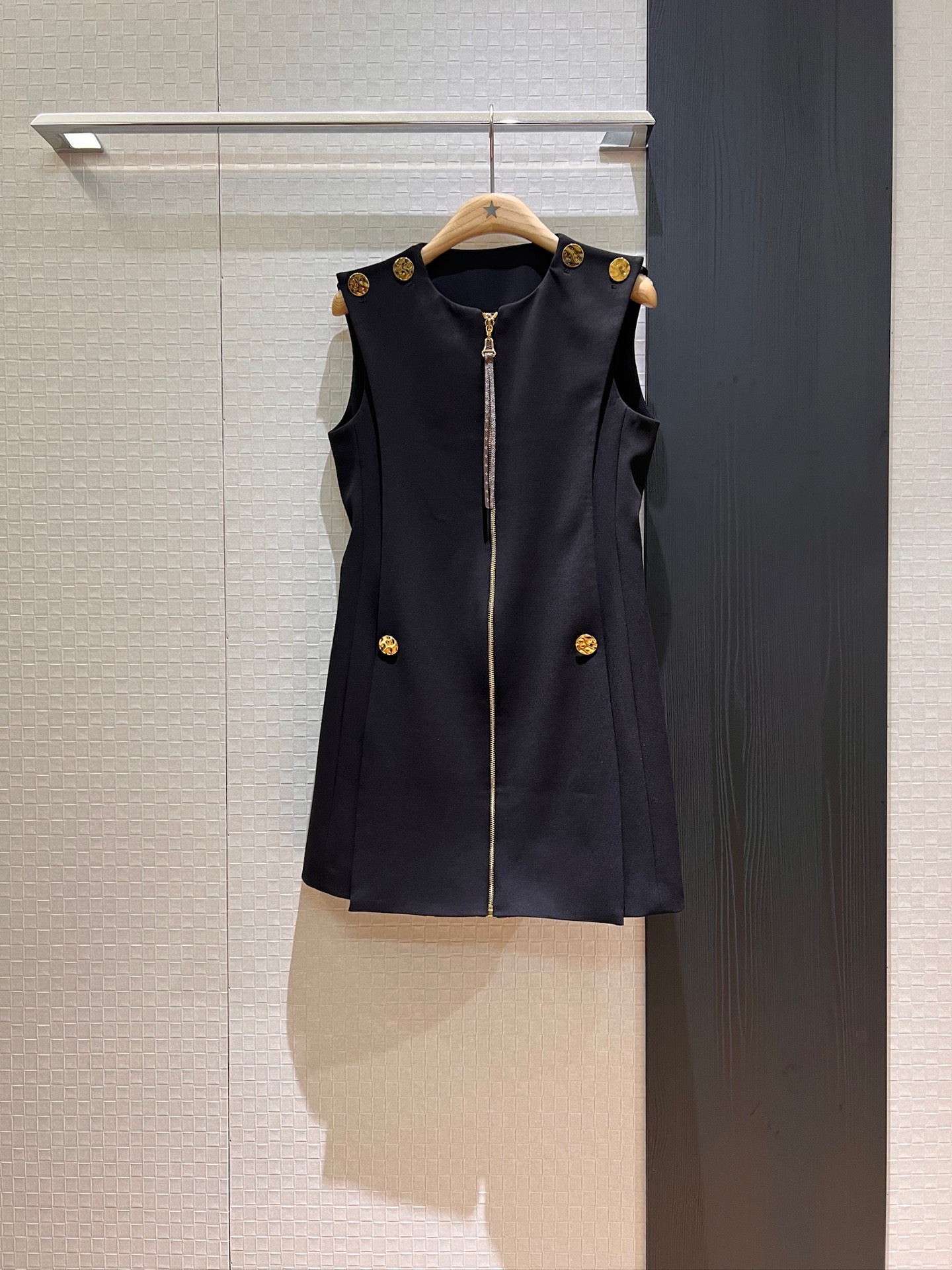 NO:416386,New shoulder gold button decoration, zipper design sleeveless dress, presbyterian lining, three-dimensional waist-hugging, slim and simple and fashionable, commuting temperament SML, skirts, alexander wang19860909新款肩膀金扣装饰 拉链设计无袖连衣裙老花内衬 立体收腰 修身显瘦简约时髦 通勤气质 SML,,skirts,alexander wang,Women's clothing