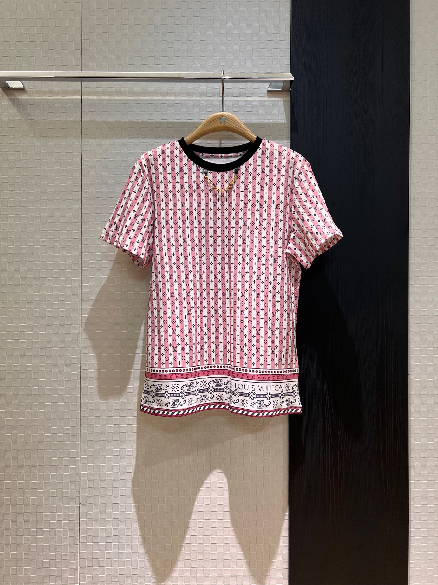 NO:416395,New chain decoration pink striped presbyterian T-shirt casual and versatile. Essential SML, tees, t-shirt, alexander wang19860909新款链条装饰 粉色条纹老花T恤休闲百搭 减龄必备SML,,tees，t-shirt,alexander wang,Women's clothing