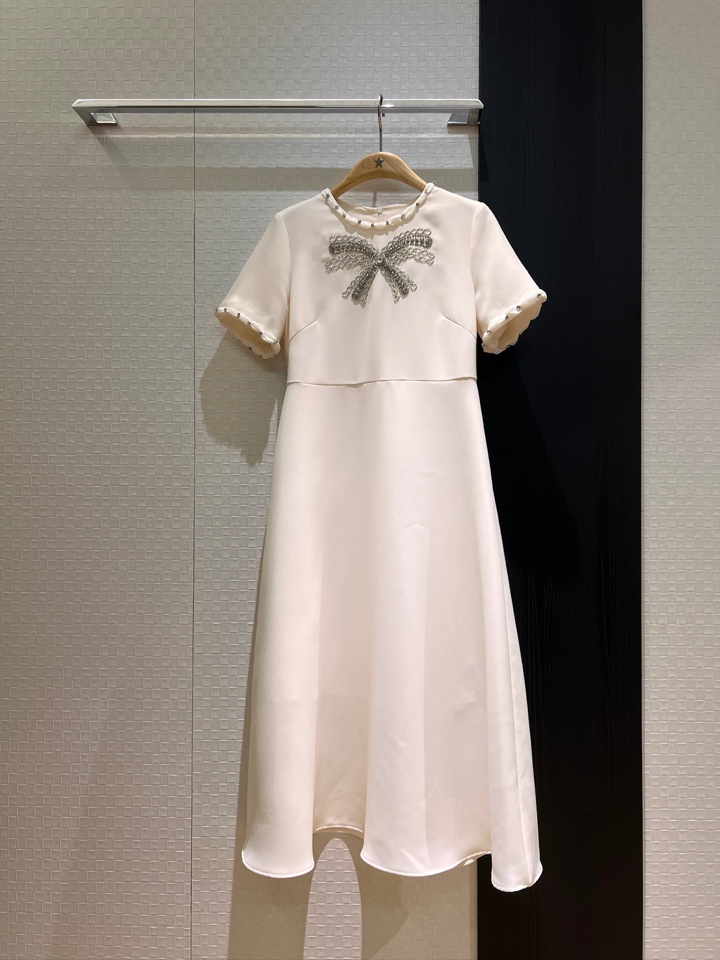 NO:416434,New heavy industry beads inlaid with diamond bow dress neckline handmade lace nail diamond three-dimensional tailoring waist long skirt exquisite and elegant temperament sweet and age-reducing dark blue and white S-XL, skirts, alexander wang19860909新款重工钉珠镶钻蝴蝶结连衣裙领口手工花边钉钻 立体剪裁 收腰长裙精致重优雅气质 甜美减龄 深蓝白色 S-XL,,skirts,alexander wang,Women's clothing