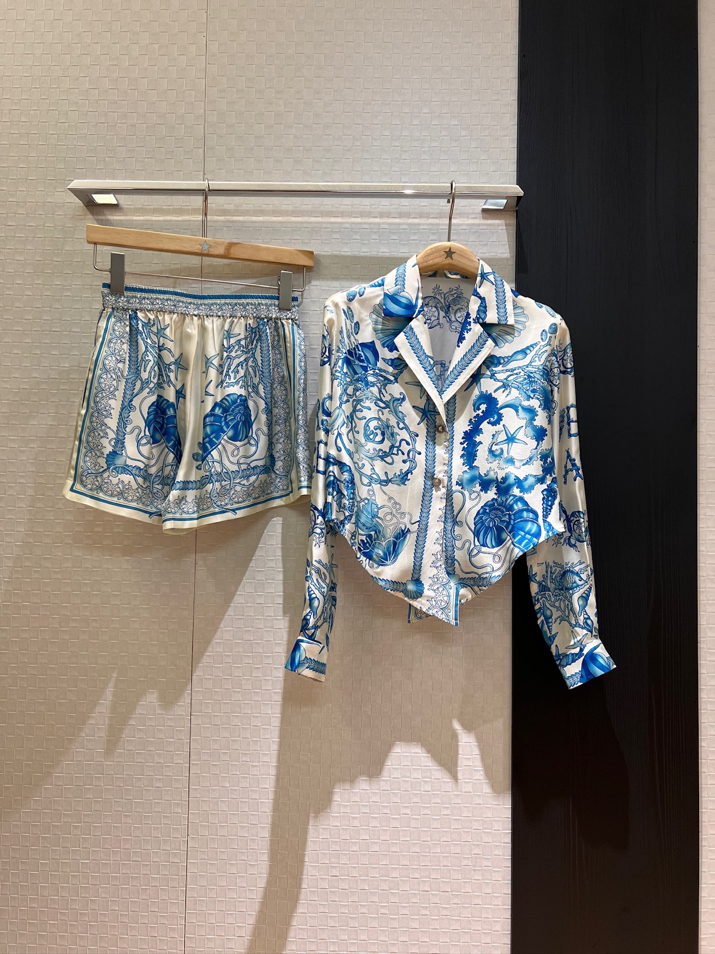 NO:416981,Shirt, new style of summer dream, starfish shell positioning printed silk twill short shirt positioning flower silk shorts elastic waist, pockets on both sides, irregular hem of shirt, knotable design, Medusa buttons, logo label decoration, temperament and age-reducing, can be paired in one set or separately, yellow, blue, pink S-XL,, shorts, real silk, alexander wang19860909衬衣 裤子新款夏梦同款 海星贝壳定位印花真丝斜纹短款衬衣定位花真丝短裤松紧腰 两侧有口袋 衬衣不规则下摆 可打结设计 美杜莎扣子 logo标签装饰 气质减龄 可一套或分开搭 黄色蓝色粉色 S-XL,,shorts,real silk,alexander wang,Women's clothing