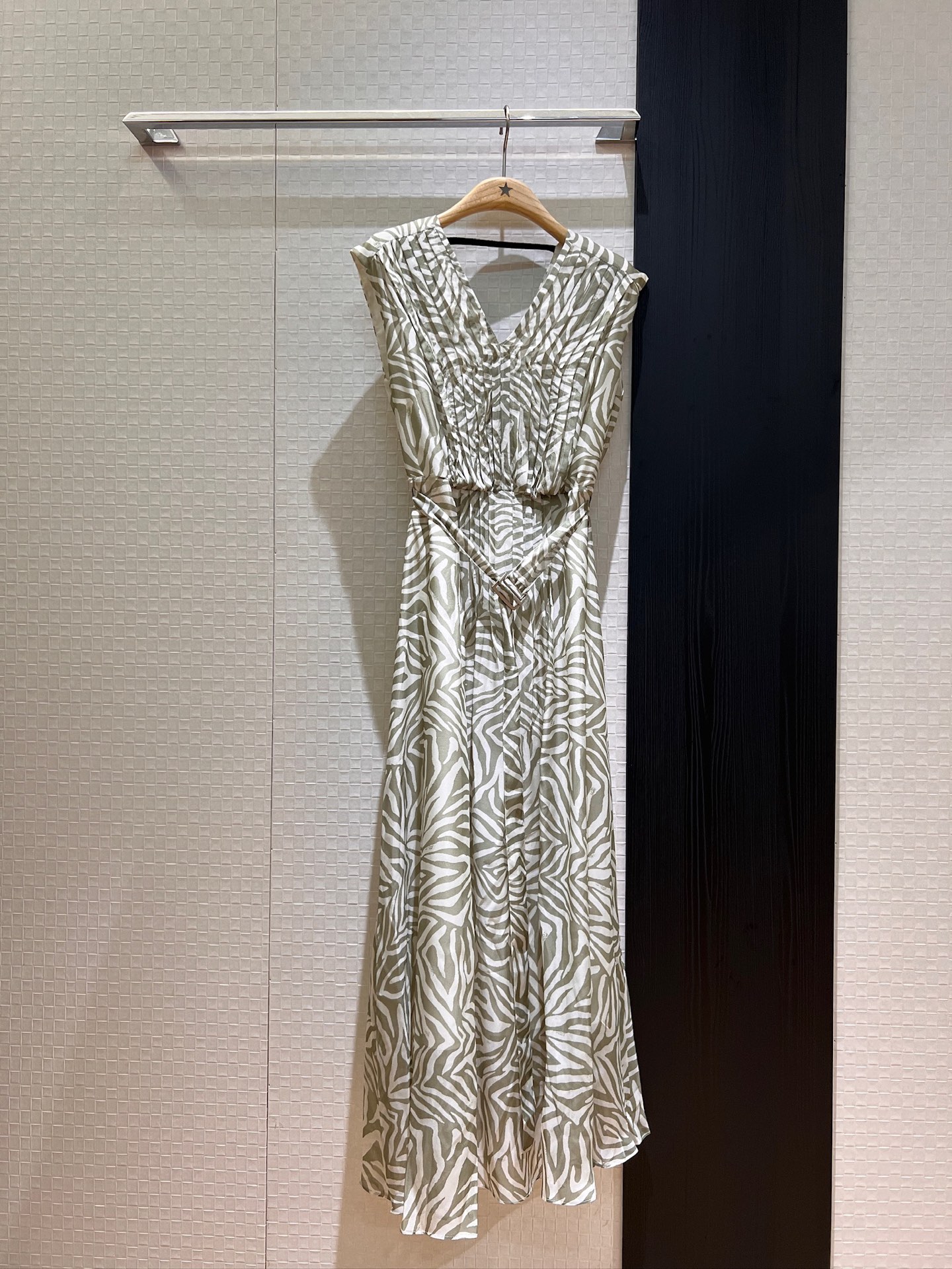 NO:417012,New Patty Hou, Xia Meng same geometric printed V-neck sleeveless silk mulberry silk dress. Classic bead chain splicing decoration behind the dress. Heavy industry strip waist-hugging design. Belt decoration. Extra large materials. S-XL, skirts, real silk, alexander wang.19860909新款侯佩岑 夏梦同款几何印花V领无袖真丝桑蚕丝连衣裙 礼服长裙背后经典珠链拼接装饰 重工打条收腰设计 系腰带装饰 超大用料 S-XL,,skirts,real silk,alexander wang,Women's clothing