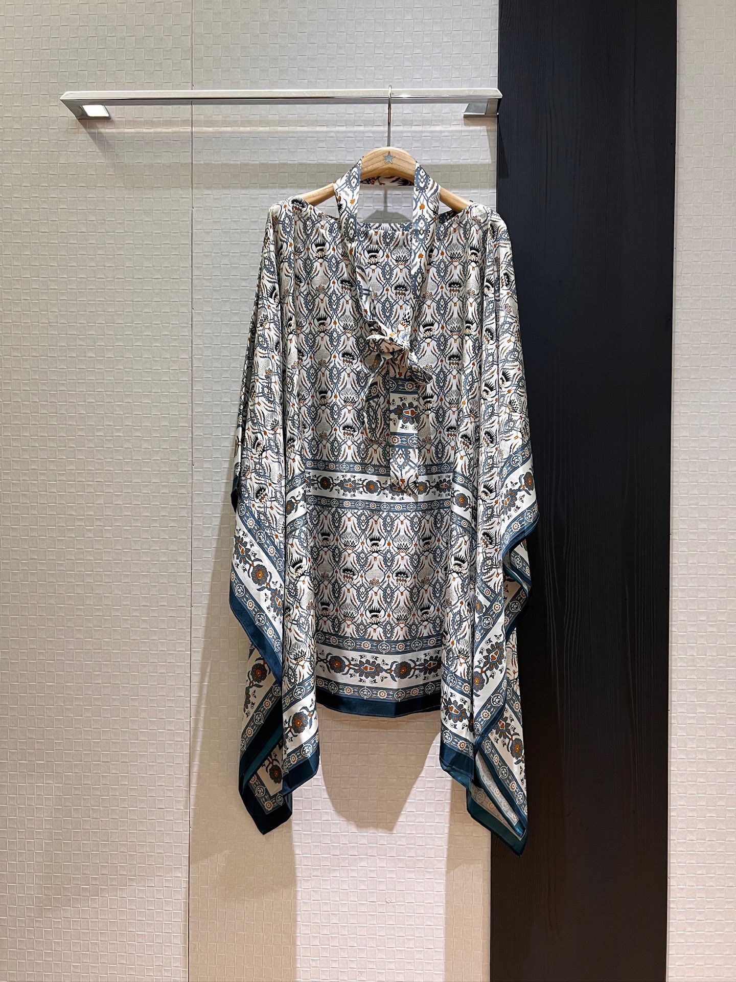 NO:417028,New LP retro positioning print Heavy silk twill cape-style shirt top with one-length loose and versatile vacation and casual low-key old money style Matched with the same color belt Waist-closing decoration Lazy and relaxing feeling One size, loro piano, real silk, alexander wang19860909新款LP复古定位印花 重磅真丝斜纹斗篷式罩衫上衣一字领宽松百搭 度假休闲低调老钱风 搭配同色腰带 收腰装饰 慵懒松弛感 均码,,loro piana,real silk,alexander wang,Women's clothing