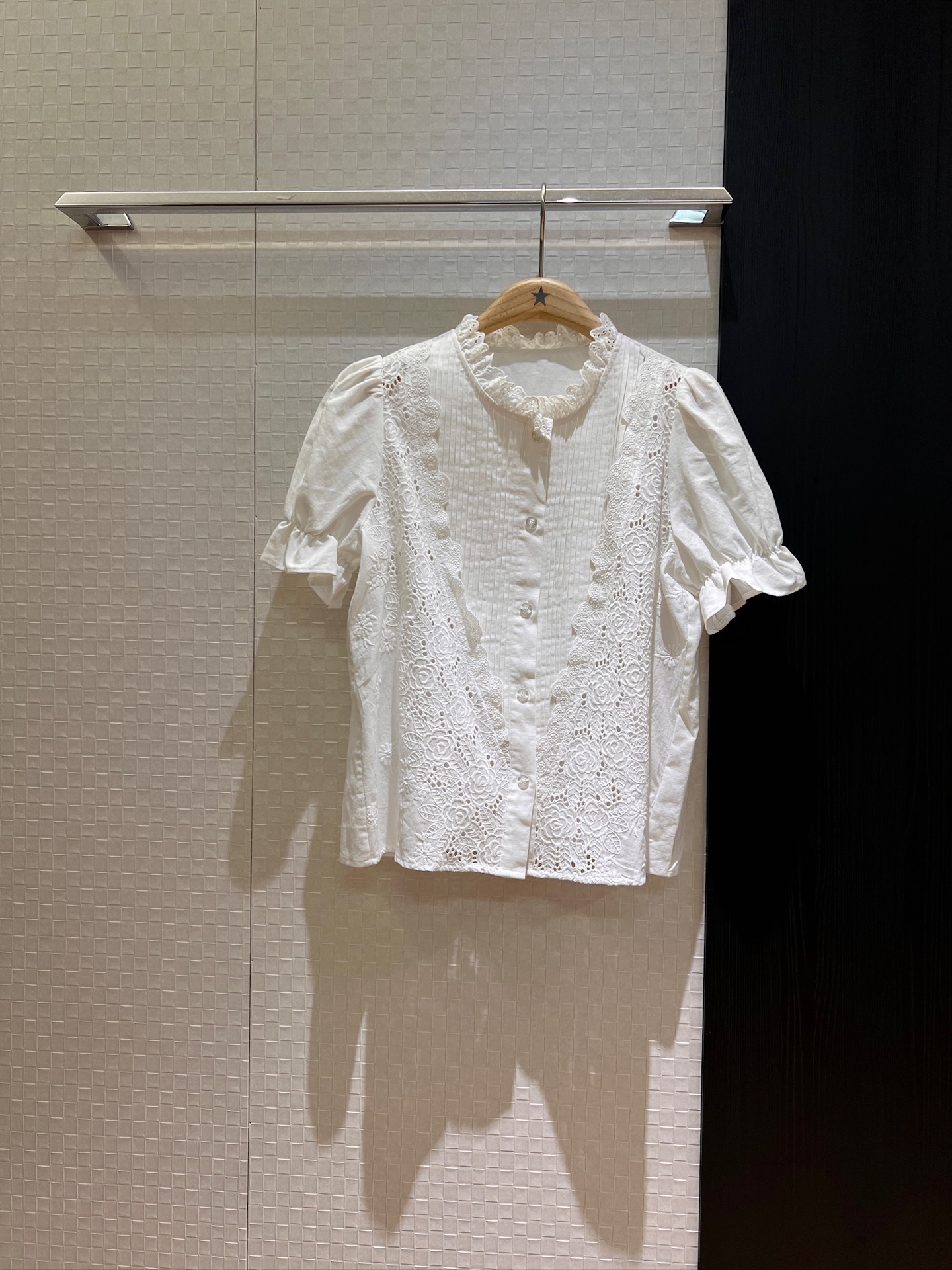 NO:416983,New camellia embroidered hollow lace shirt stand collar lace puff short sleeves cute age-reducing ladylike temperament SML, T-shirt, alexander wang19860909新款山茶花刺绣镂空花边衬衣立领花边 泡泡短袖可爱减龄 淑女气质 SML,,T-shirt,alexander wang,Women's clothing