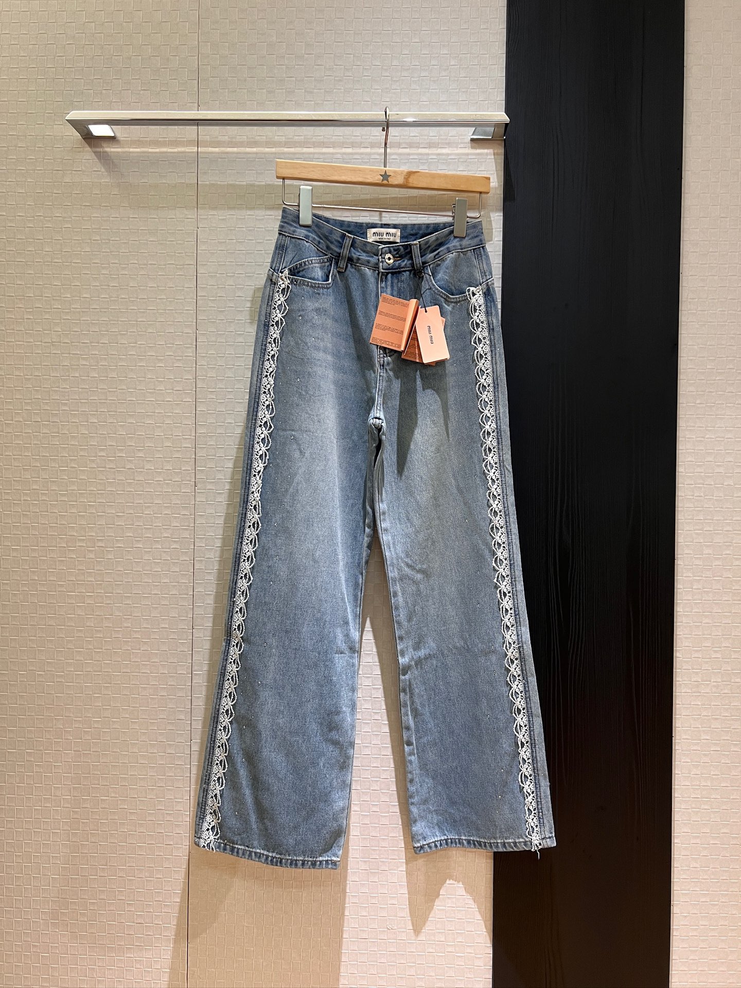 NO:416998,New Miu style outfit, hot diamond spliced ​​lace jeans, straight wide-leg pants, back pocket patch embroidered logo letters, casual and versatile SML,,miumiu, jeans,alexander wang19860909新款miu式穿搭 烫钻拼接蕾丝边牛仔裤 直筒阔腿裤后口袋贴布刺绣logo字母 休闲百搭SML,,miumiu,jeans,alexander wang,Women's clothing