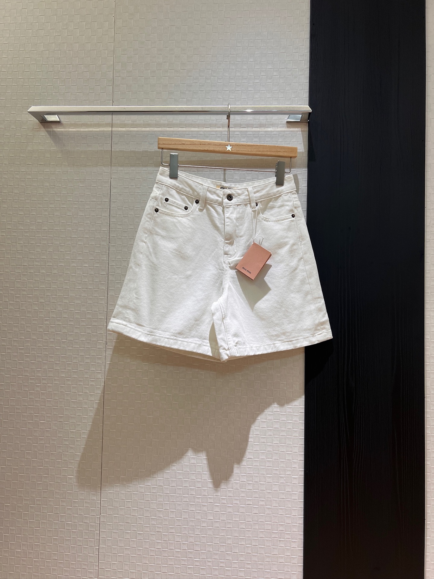 NO:417014,New classic miu style white denim shorts five-quarter pants back pocket embroidered logo letters casual and versatile, age-reducing must-have 36-42, miumiu, shorts, alexander wang19860909新款经典miu式白色牛仔短裤五分裤后口袋贴布刺绣logo字母 休闲百搭 减龄必备36-42,,miumiu,shorts,alexander wang,Women's clothing