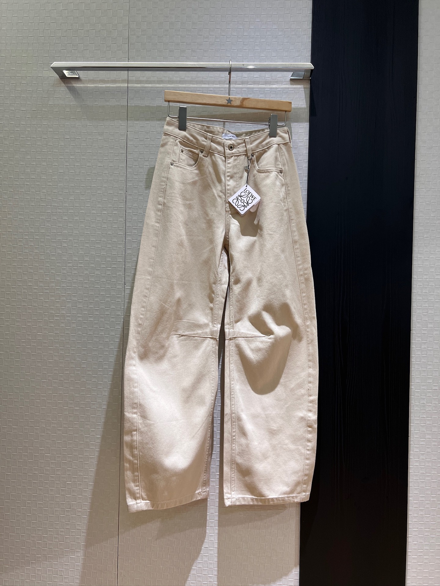 NO:417030,New Khaki Scimitar Design Jeans Wide-leg Pants Classic Logo Leather Mark Decoration Hardware Accessories Modification Casual God-Edit Eat Reduction Must-have 36-42, jeans, alexander wang19860909新款冲冲卡其弯刀设计牛仔裤阔腿裤经典logo皮标装饰 五金配件开模 休闲神搭 减龄必备36-42,,jeans,alexander wang,Women's clothing