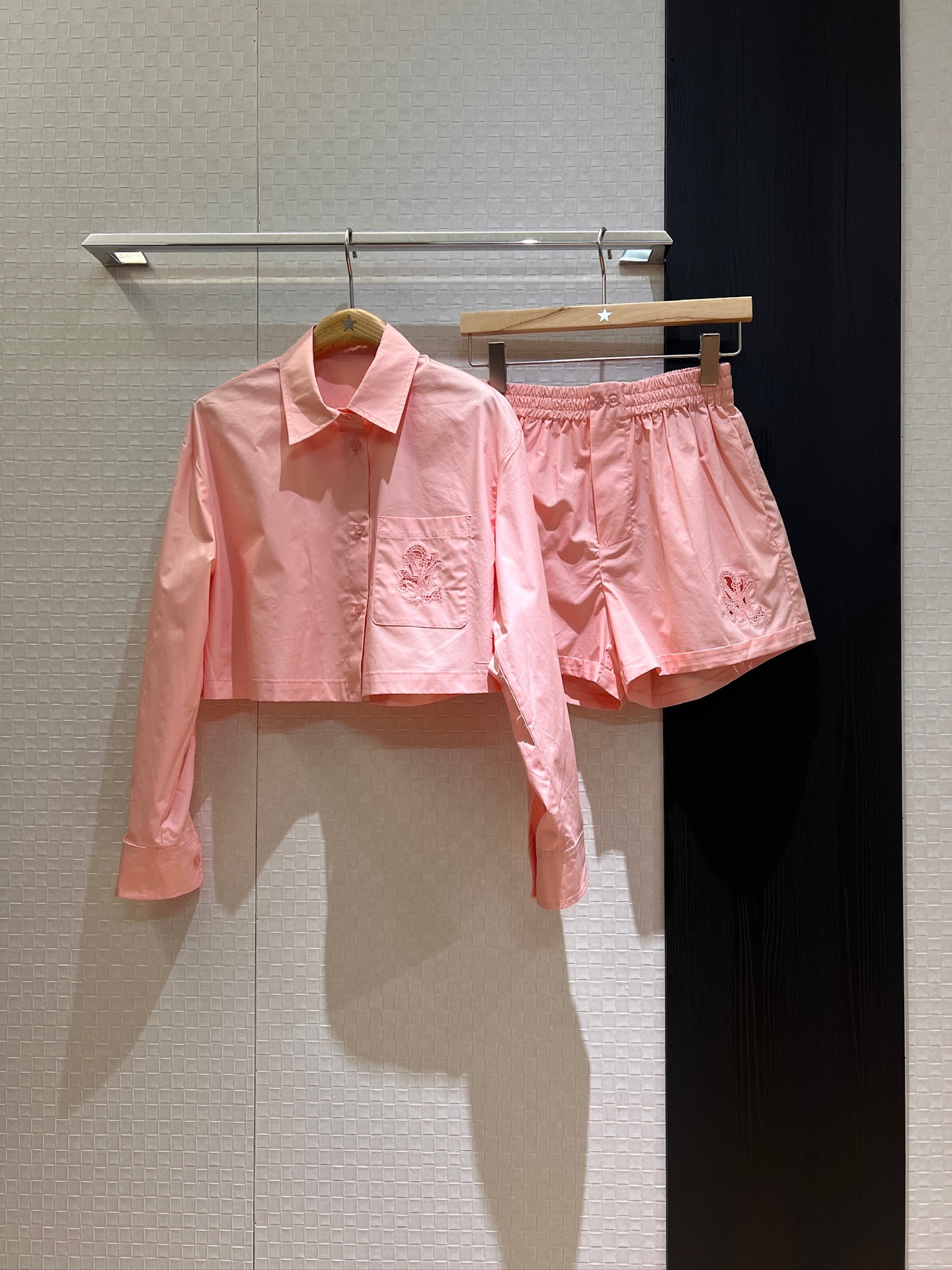 NO:417059,Shirts, shorts, same style as Ouyang Nana, hollow embroidered logo pocket decoration short shirt elastic waist curled shorts casual and versatile, cute and age-reducing pink and white SML, shorts, alexander wang19860909衬衣 短裤新款欧阳娜娜同款 镂空刺绣logo口袋装饰短款衬衣松紧腰卷边短裤休闲百搭 可爱减龄 粉色白色 SML,,shorts,alexander wang,Women's clothing