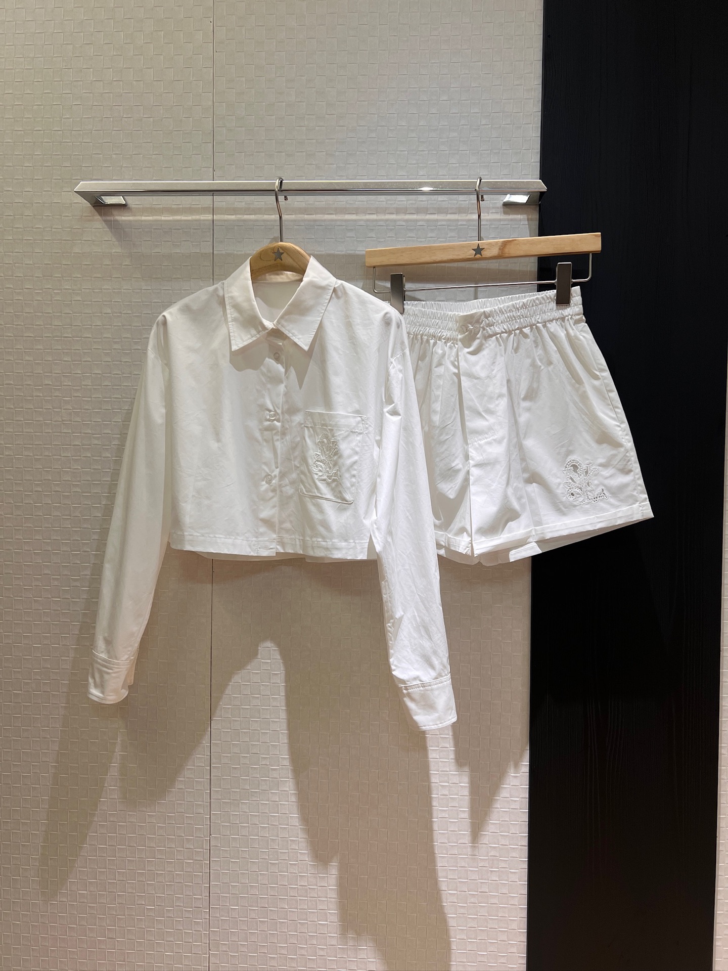 NO:417072,Shirts, shorts, same style as Ouyang Nana, hollow embroidered logo pocket decoration short shirt elastic waist curled shorts casual and versatile, cute and age-reducing pink and white SML, shorts, alexander wang19860909衬衣 短裤新款欧阳娜娜同款 镂空刺绣logo口袋装饰短款衬衣松紧腰卷边短裤休闲百搭 可爱减龄 粉色白色 SML,,shorts,alexander wang,Women's clothing