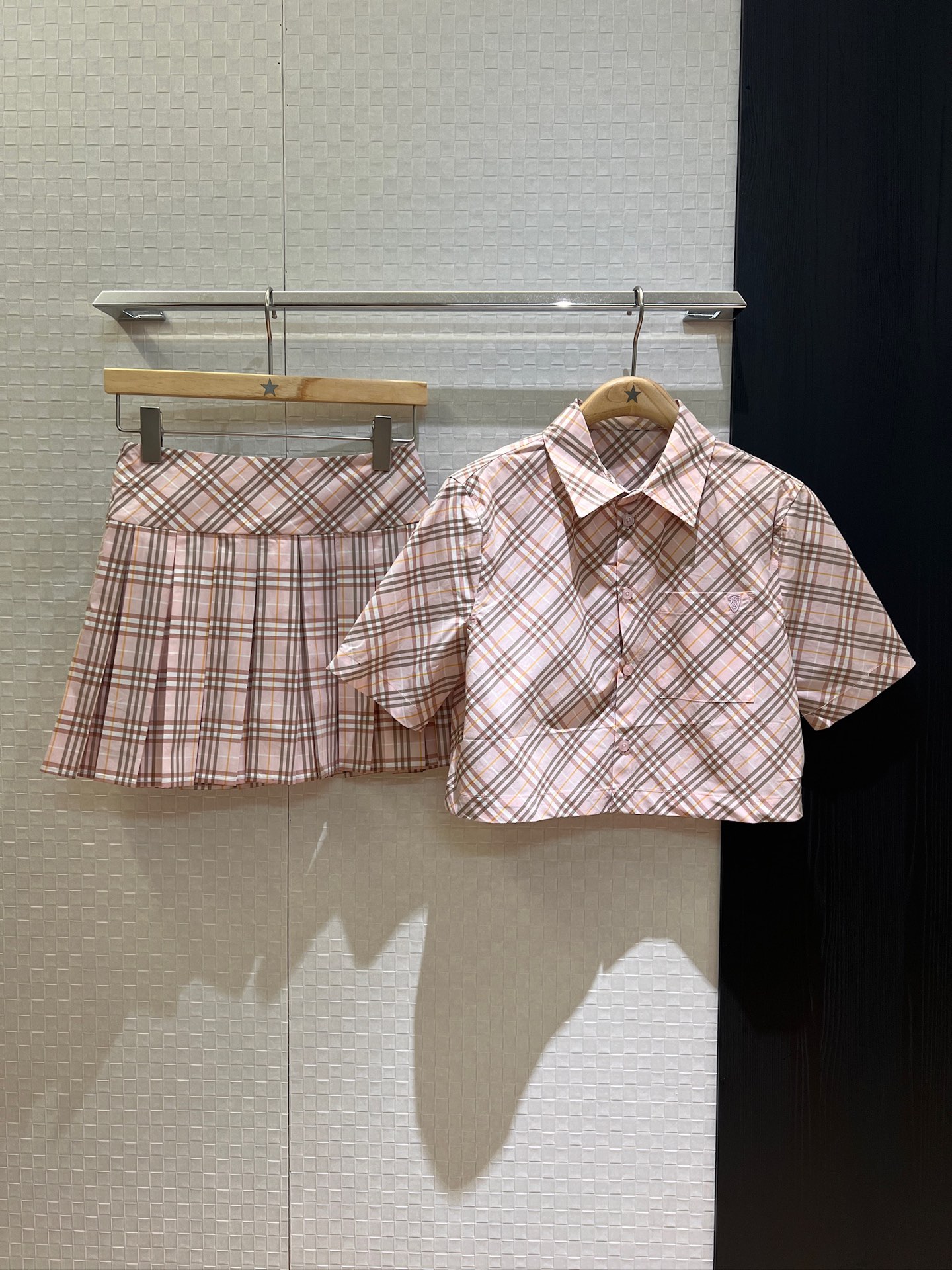 NO:417085,New style is coming to cute pink plaid suit, short sleeve shirt, powder plaid pleated skirt, lined shorts, shorts, design of chest pocket embroidery logo, age-reducing versatile, fashionable and casual SML, skirts, shorts, T-shirt, alexander wang19860909新款来袭可爱粉色格纹套装 短袖衬衣粉格纹百褶半裙 内衬短裤设计 胸前口袋刺绣logo减龄百搭 时尚休闲SML,,skirts,shorts,T-shirt,alexander wang,Women's clothing