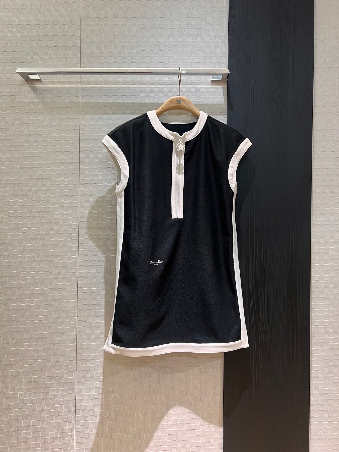 NO:417101,New style of the coming black and white drop-sleeveless dress with straight-tube style lucky star zipper on the chest, waist embroidered logo letters loose and casual SML, skirts, alexander wang19860909新款来袭撞色黑白落肩无袖连衣裙 直筒版型胸前幸运星拉链 腰部刺绣logo字母宽松休闲 SML,,skirts,alexander wang,Women's clothing