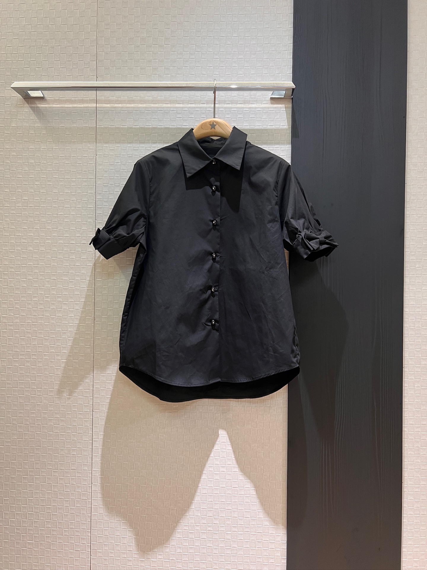 NO:748190,The new recommended short-sleeved shirt with bow decoration, hem short in front and long in back, diamond-encrusted buttons, simple and casual, cute and age-reducing, black and white SML,, T-shirt,19860909新款推荐蝴蝶结装饰短袖衬衣下摆前短后长 镶钻扣子简约休闲 可爱减龄 黑色白色 SML,,T-shirt,,Women's clothing