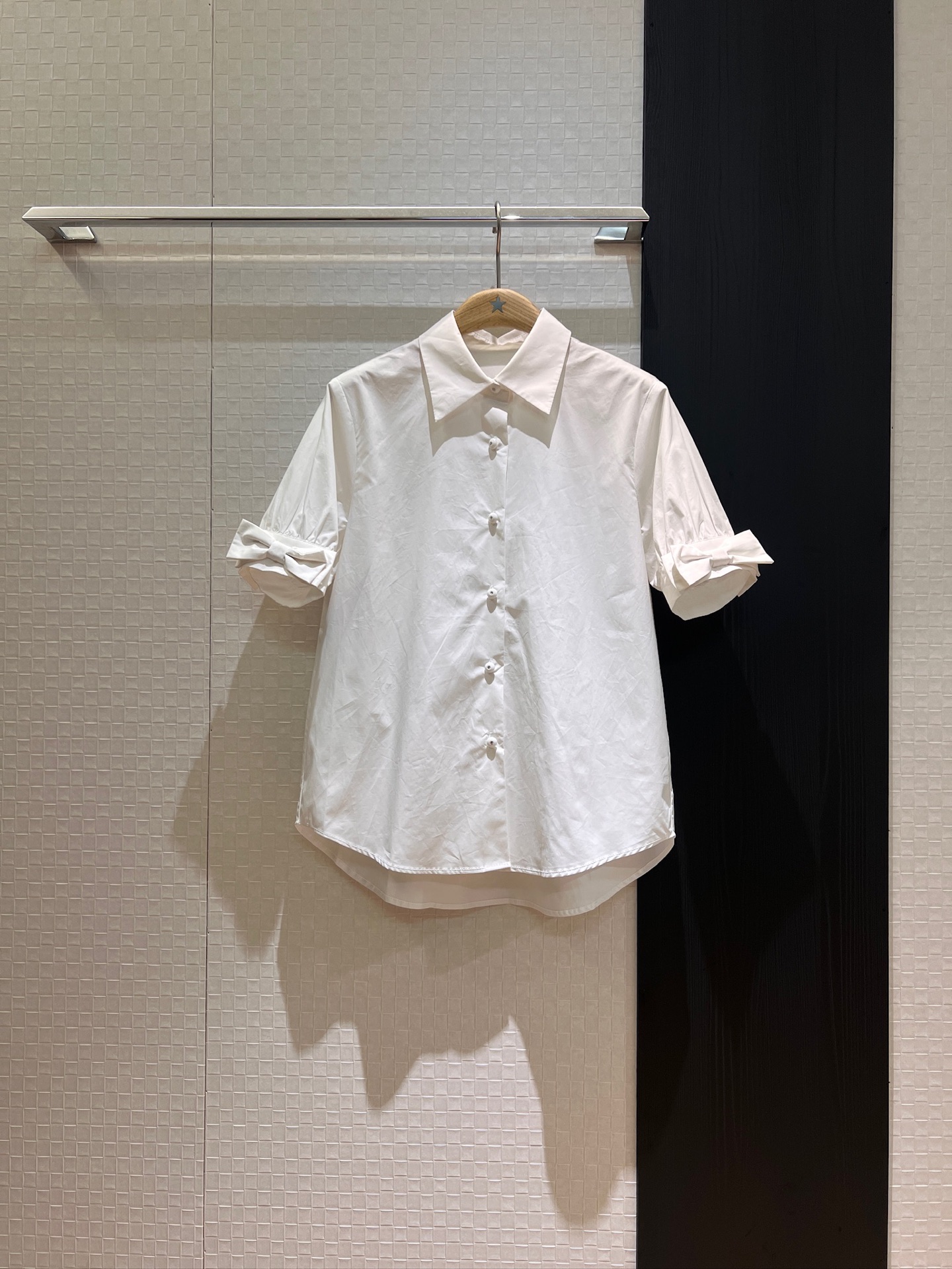 NO:417047,New style recommended bow decorative short-sleeved shirt with short front and long back, diamond buttons are simple and casual, cute and age-reducing, black and white SML, T-shirt, alexander wang19860909新款推荐蝴蝶结装饰短袖衬衣下摆前短后长 镶钻扣子简约休闲 可爱减龄 黑色白色 SML,,T-shirt,alexander wang,Women's clothing