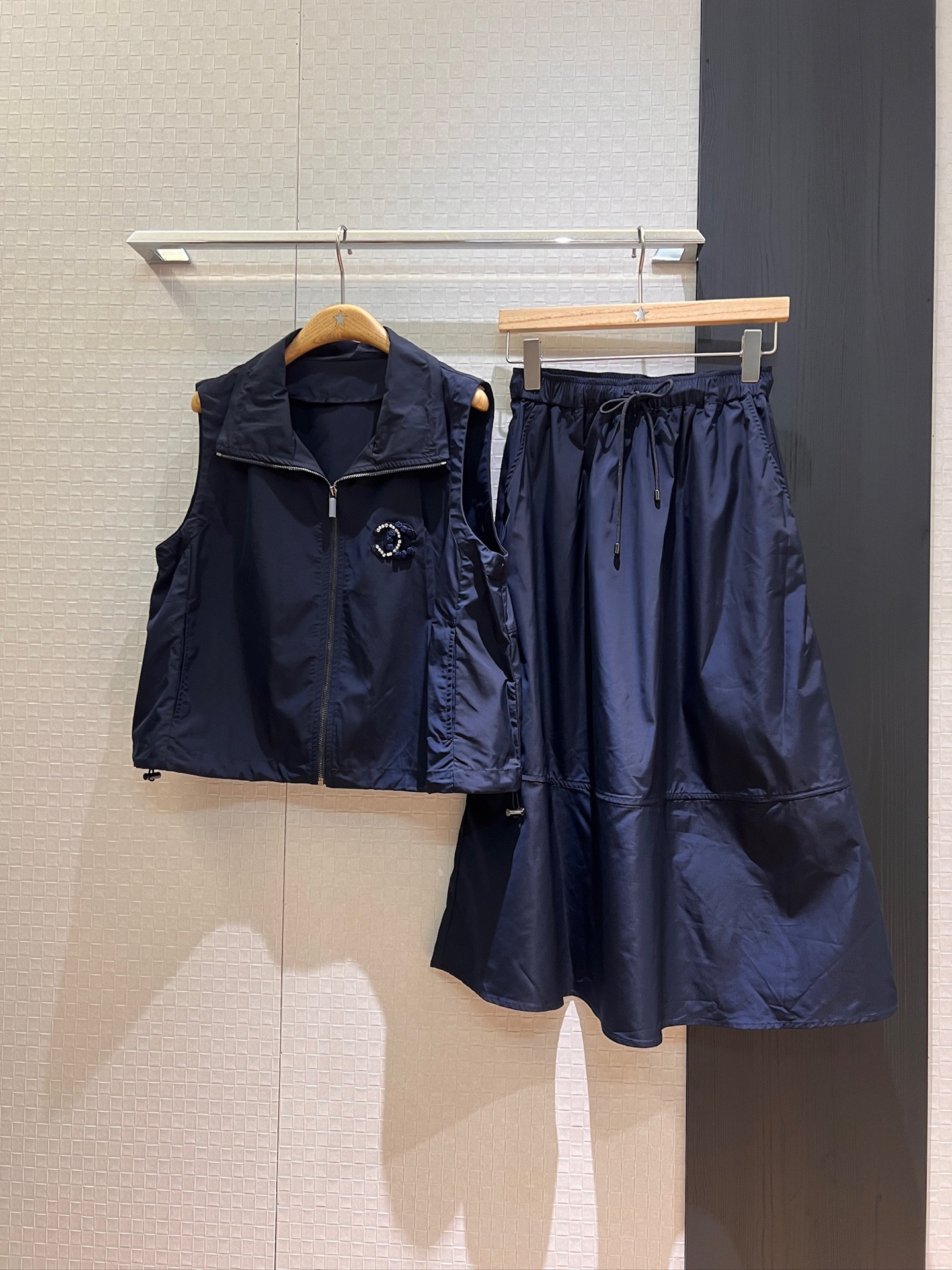 NO:418211,New chest beaded embroidered three-dimensional flower double C badge decoration set Lapel nylon vest top elastic waist splicing skirt The vest hem needs to be adjusted to waist with drawstring skirt The skirt has pockets Casual age-reducing Dark blue and white SML, skirts, alexander wang19860909新款胸前钉珠刺绣立体花朵双C徽章装饰套装 翻领尼龙马甲上衣松紧腰拼接半裙 马甲下摆要抽绳调节收腰 裙子有口袋 休闲减龄 深蓝白色 SML,,skirts,alexander wang,Women's clothing