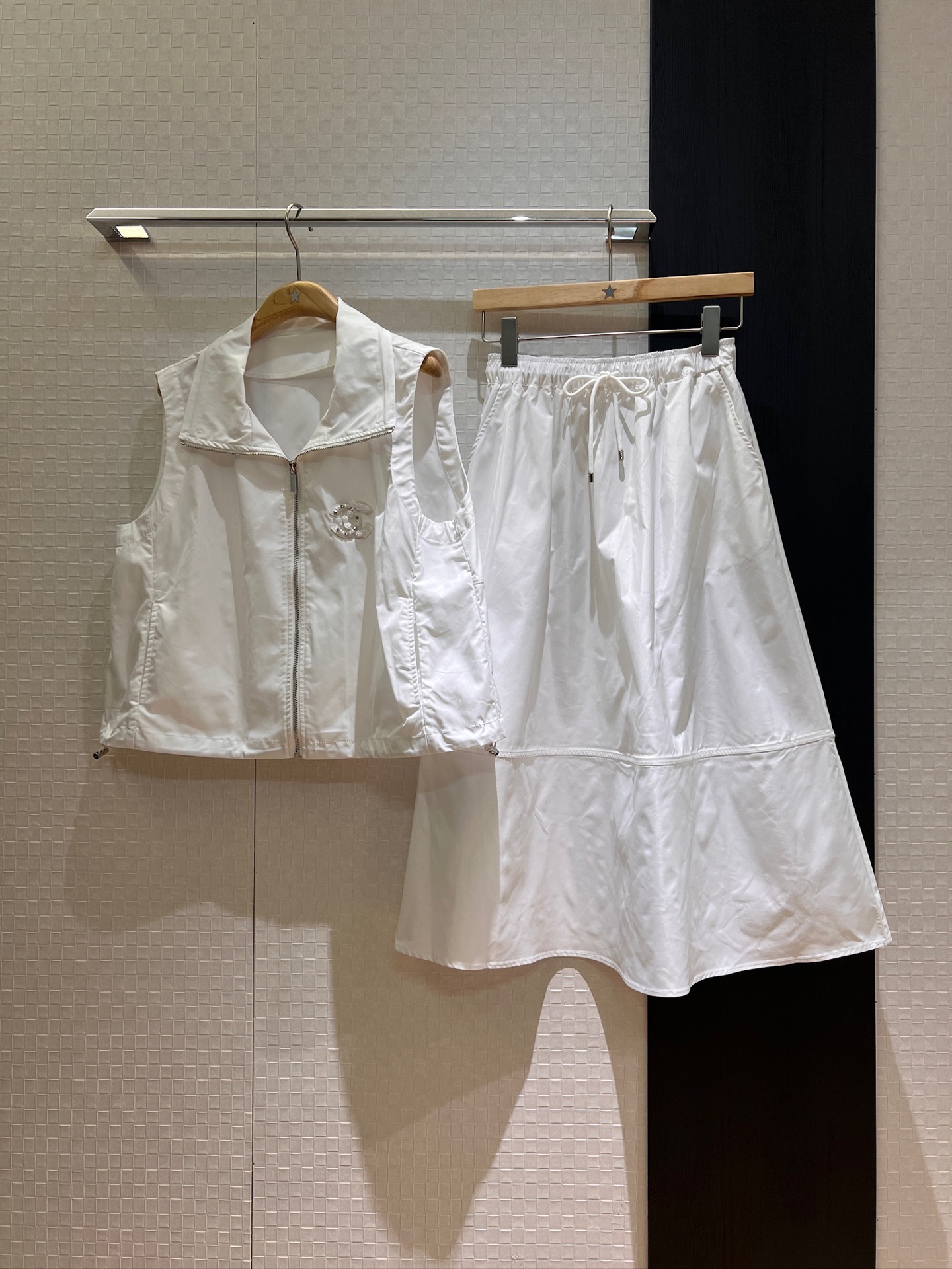 NO:418229,New chest beaded embroidered three-dimensional flower double C badge decoration set Lapel nylon vest top elastic waist splicing skirt The vest hem needs to be adjusted to waist with drawstring skirt The skirt has pockets Casual age-reducing Dark blue and white SML, skirts, alexander wang19860909新款胸前钉珠刺绣立体花朵双C徽章装饰套装 翻领尼龙马甲上衣松紧腰拼接半裙 马甲下摆要抽绳调节收腰 裙子有口袋 休闲减龄 深蓝白色 SML,,skirts,alexander wang,Women's clothing