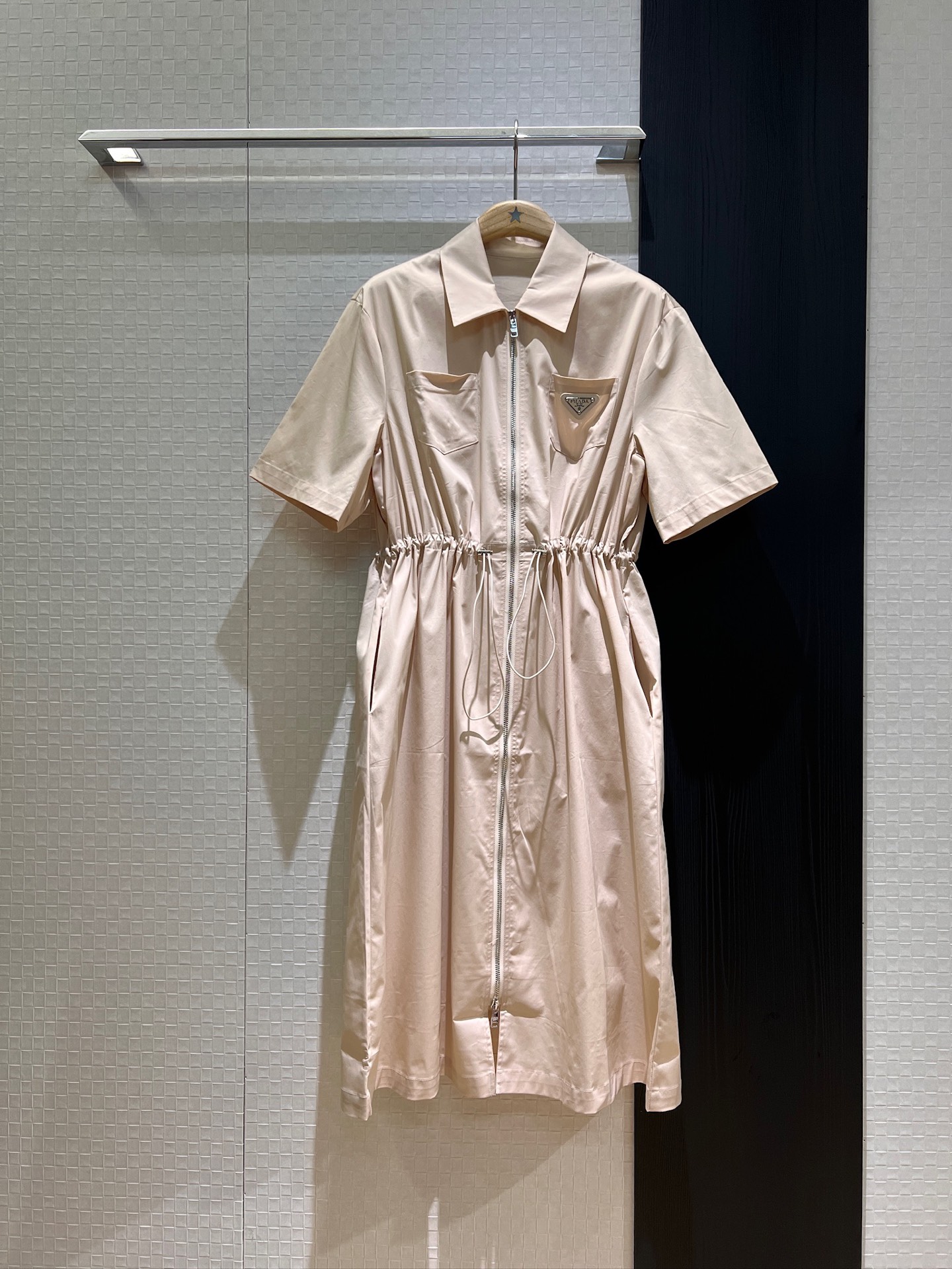 NO:418246,New shatter lapel nylon short-sleeved dress Zipper drawstring waist chest pocket Classic triangle badge decorative loose casual side pockets Black khaki S-XL, skirts, T-shirt, alexander wang19860909新款冲冲翻领尼龙短袖连衣裙 拉链抽绳收腰胸前口袋经典三角标徽章装饰宽松休闲 两侧口袋 黑色卡其 S-XL,,skirts,T-shirt,alexander wang,Women's clothing