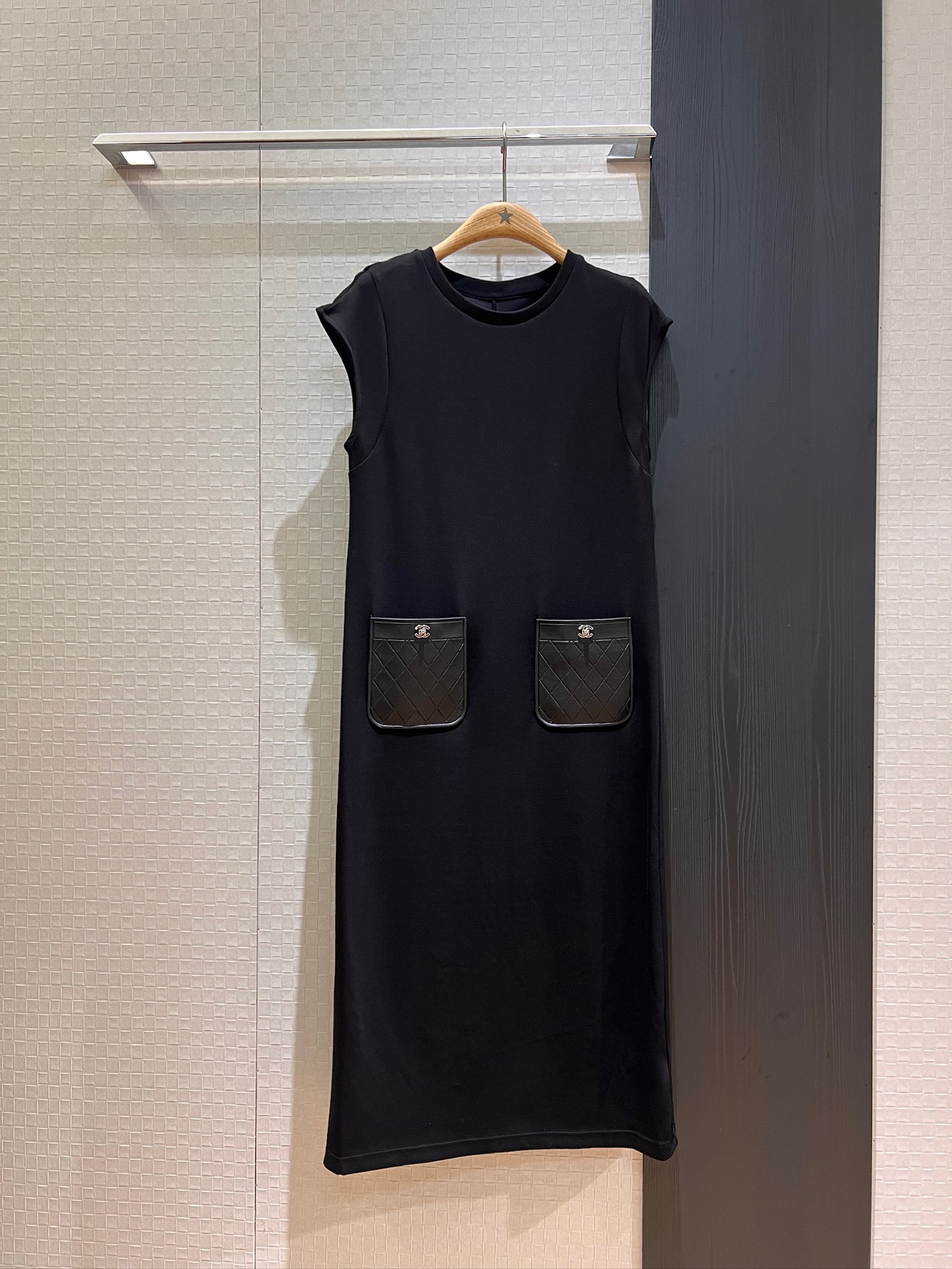 NO:418260,New minimalist design drop-roller sleeve long T-skirt dress with double C diamond leather pocket decoration straight loose laziness essential for lazy and relaxed lazy black and white SML, skirts, alexander wang19860909新款极简设计落肩袖长款T裙连衣裙双C菱格皮口袋装饰 直筒宽松 慵懒松弛懒人必备 黑色白色 SML,,skirts,alexander wang,Women's clothing