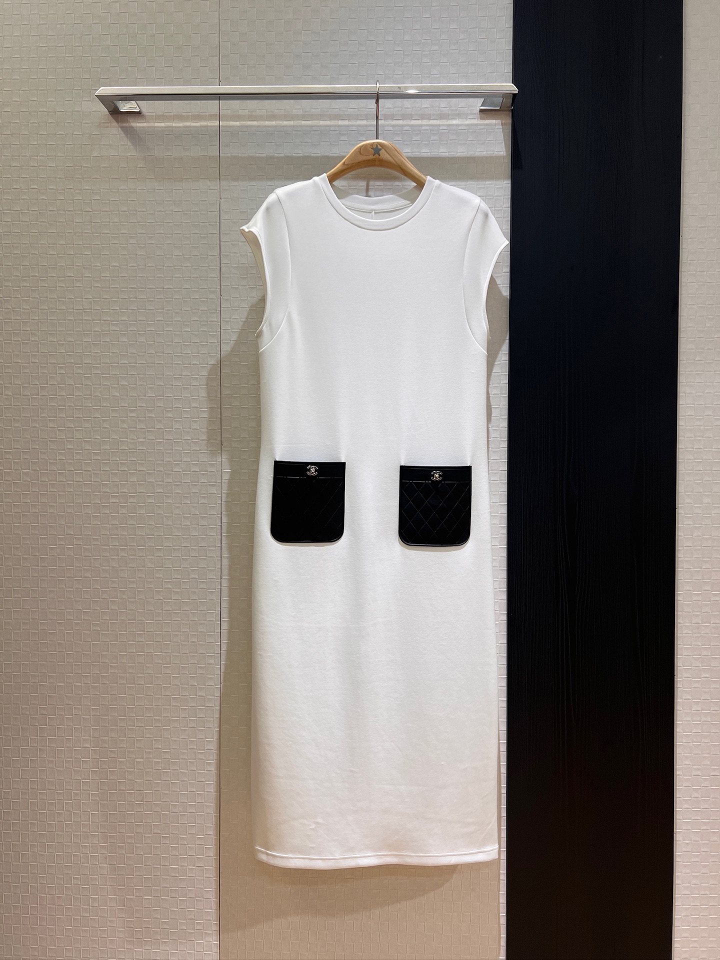 NO:418196,New minimalist design drop-roller sleeve long T-skirt dress with double C diamond leather pocket decoration straight loose laziness essential for lazy and relaxed lazy black and white SML, skirts, alexander wang19860909新款极简设计落肩袖长款T裙连衣裙双C菱格皮口袋装饰 直筒宽松 慵懒松弛懒人必备 黑色白色 SML,,skirts,alexander wang,Women's clothing