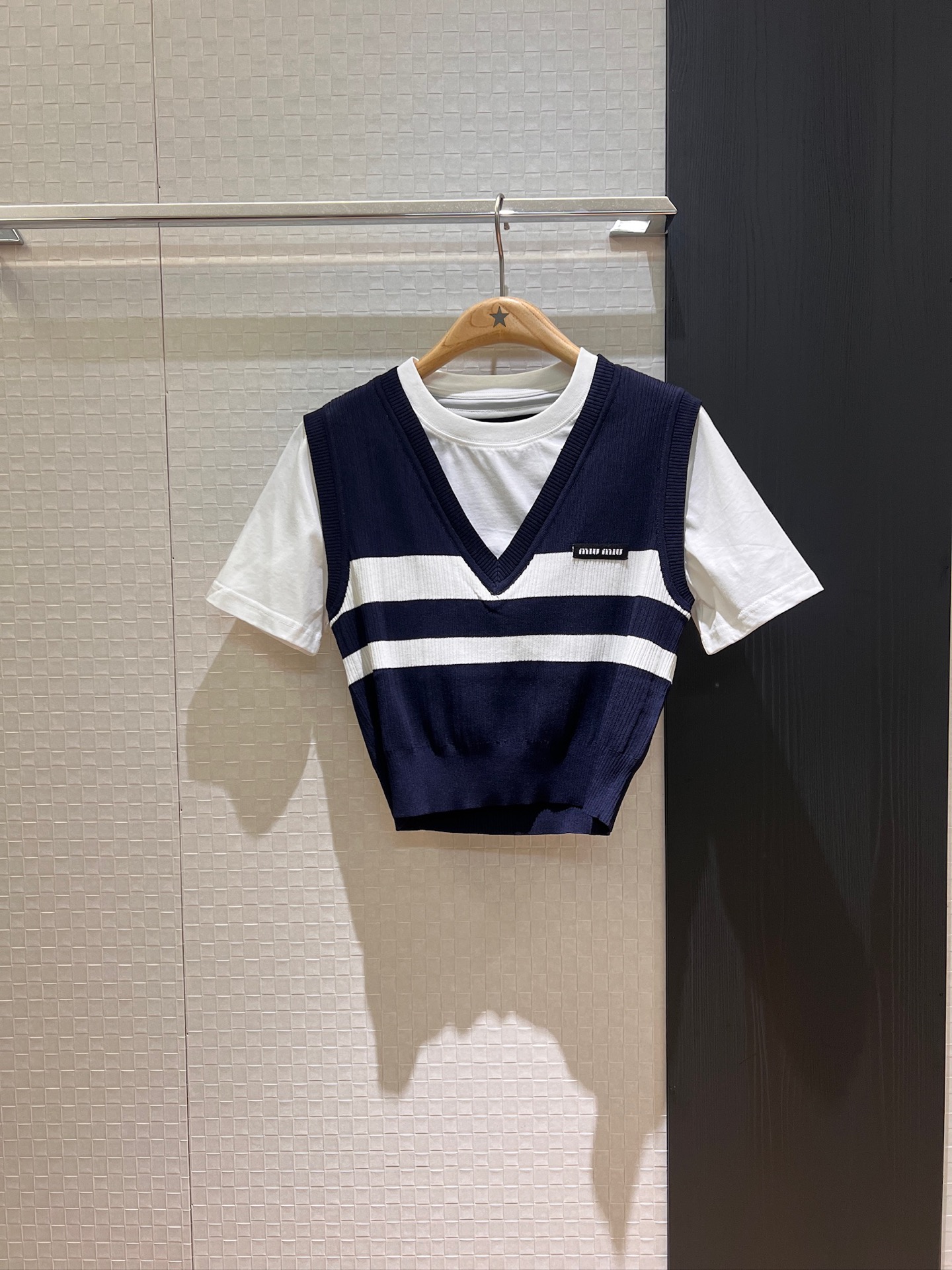 NO:418213,New fake two-piece knitted striped vest splicing design T-shirt with small label on chest decoration old money style hem waist loose and casual aged reduction Gray dark blue SML, miumiu,tees, t-shirt,alexander wang19860909新款假两件 针织条纹马甲拼接设计T恤 胸前miu小标签装饰老钱风 下摆收腰 宽松随意学院减龄 灰色深蓝 SML,,miumiu,tees，t-shirt,alexander wang,Women's clothing