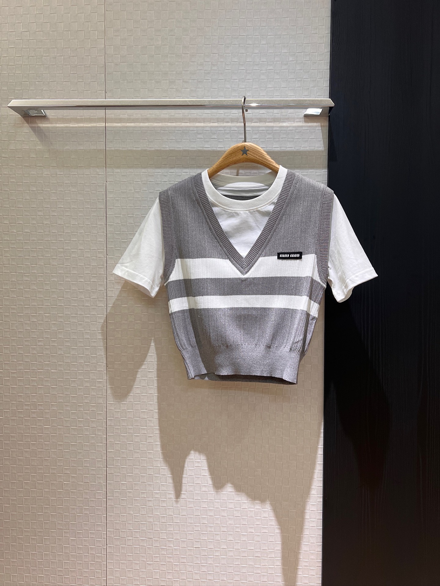 NO:418233,P. New fake two-piece knitted striped vest splicing design T-shirt with small label on chest decoration old money style hem waist loose and casual academy age reduction gray dark blue SML, miumiu,tees, t-shirt,alexander wang19860909P.新款假两件 针织条纹马甲拼接设计T恤 胸前miu小标签装饰老钱风 下摆收腰 宽松随意学院减龄 灰色深蓝 SML,,miumiu,tees，t-shirt,alexander wang,Women's clothing