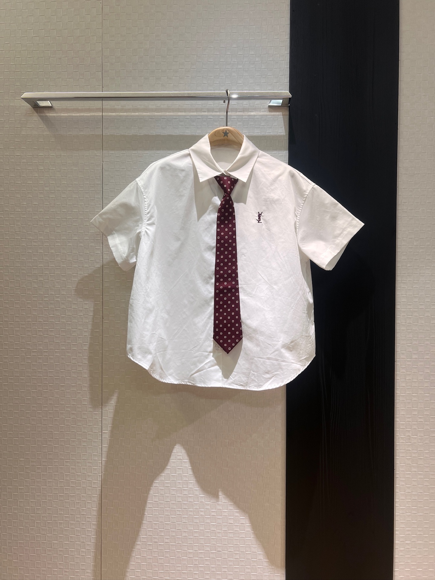 NO:418241,New YSL embroidered small logo tie decorative white shirt, loose short-sleeved college style, age-reducing versatile SML, saint laurent, T-shirt, ties, alexander wang19860909新款YSL刺绣小logo领带装饰白色衬衣 宽松短袖学院风 减龄百搭SML,,saint laurent,T-shirt,ties,alexander wang,Women's clothing