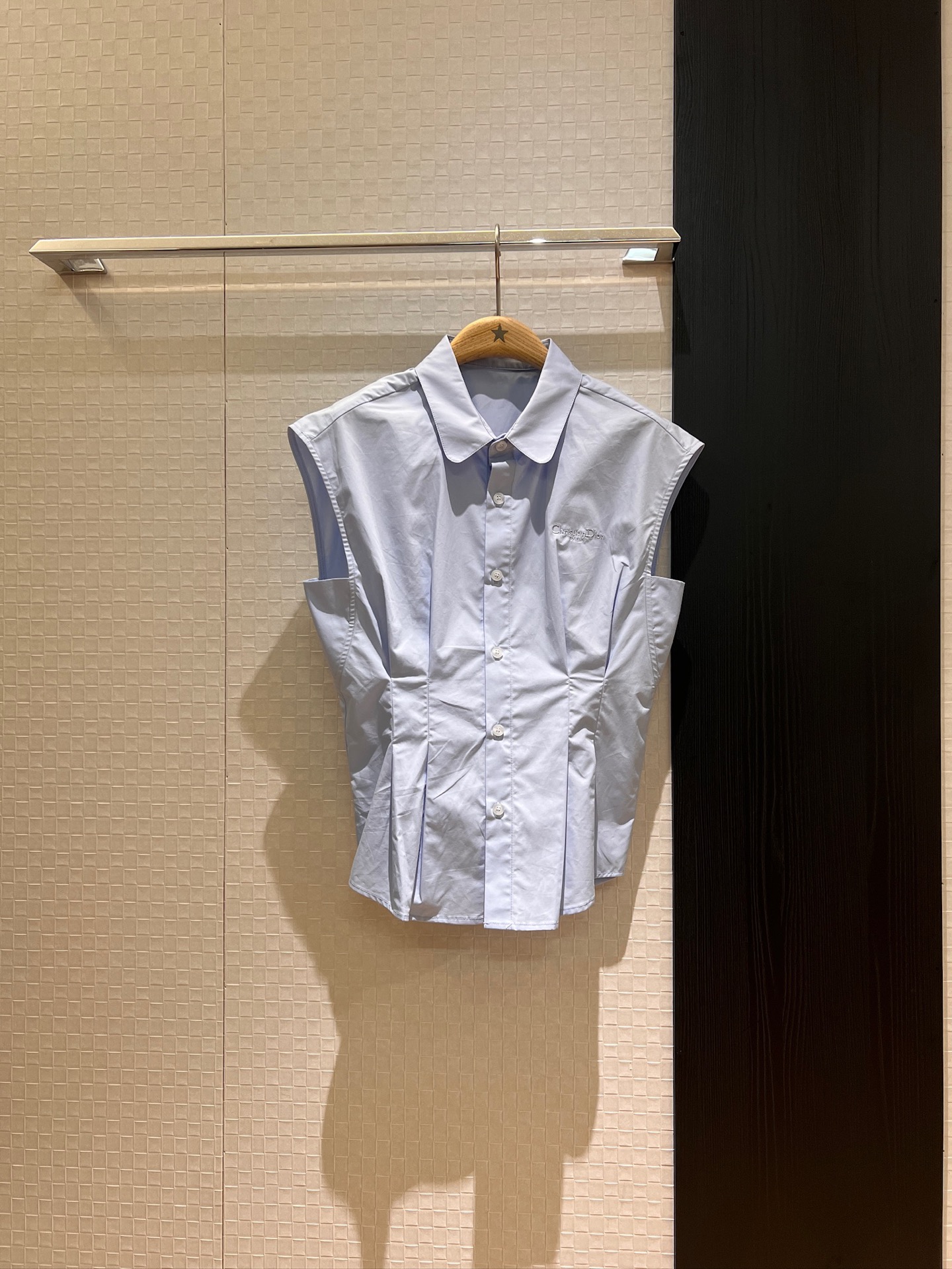 NO:418256,New chest embroidered CD letter logo, shoulder-less shirt, wrinkled waist, commuting and slimming, age-reducing, blue and white SML, alexander wang19860909新款胸前刺绣CD字母Logo 落肩无袖衬衣褶皱收腰 通勤显瘦减龄百衬 蓝色白色 SML,,alexander wang,Women's clothing