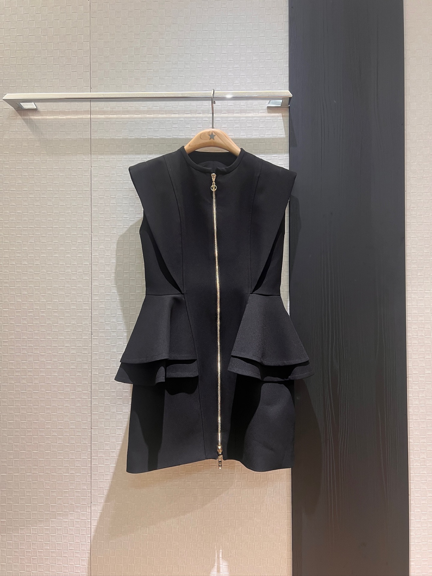 NO:418225,New spliced ​​double-layer lotus leaf waist-hugging sleeveless dress, ruffle decoration, zipper design, hip slim waist-hugging, sweet and cool, fashionable single product temperament, elegant and intellectual SML, skirts, alexander wang19860909新款拼接双层荷叶收腰无袖连衣裙 荷叶边装饰 拉链设计 包臀修身收腰显瘦 甜酷飒爽 时髦单品气质名媛 优雅知性 SML,,skirts,alexander wang,Women's clothing