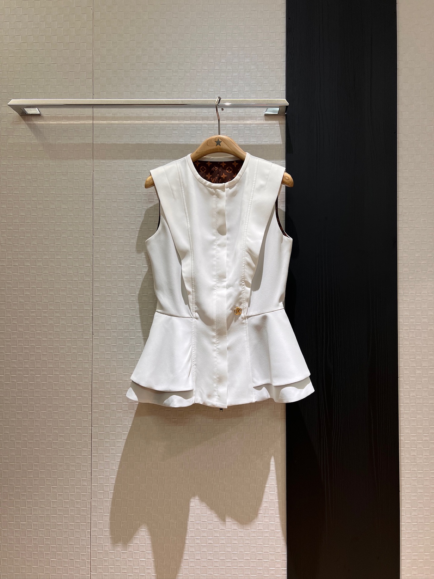 NO:418242,New spliced ​​double-layer lotus leaf waist-lift sleeveless top, ruffle decoration, zipper design, sweet and cool, fashionable items, slim temperament, elegant and intellectual SML,,alexander wang19860909新款拼接双层荷叶收腰无袖上衣 荷叶边装饰 拉链设计甜酷飒爽 时髦单品气质显瘦 优雅知性 SML,,alexander wang,Women's clothing