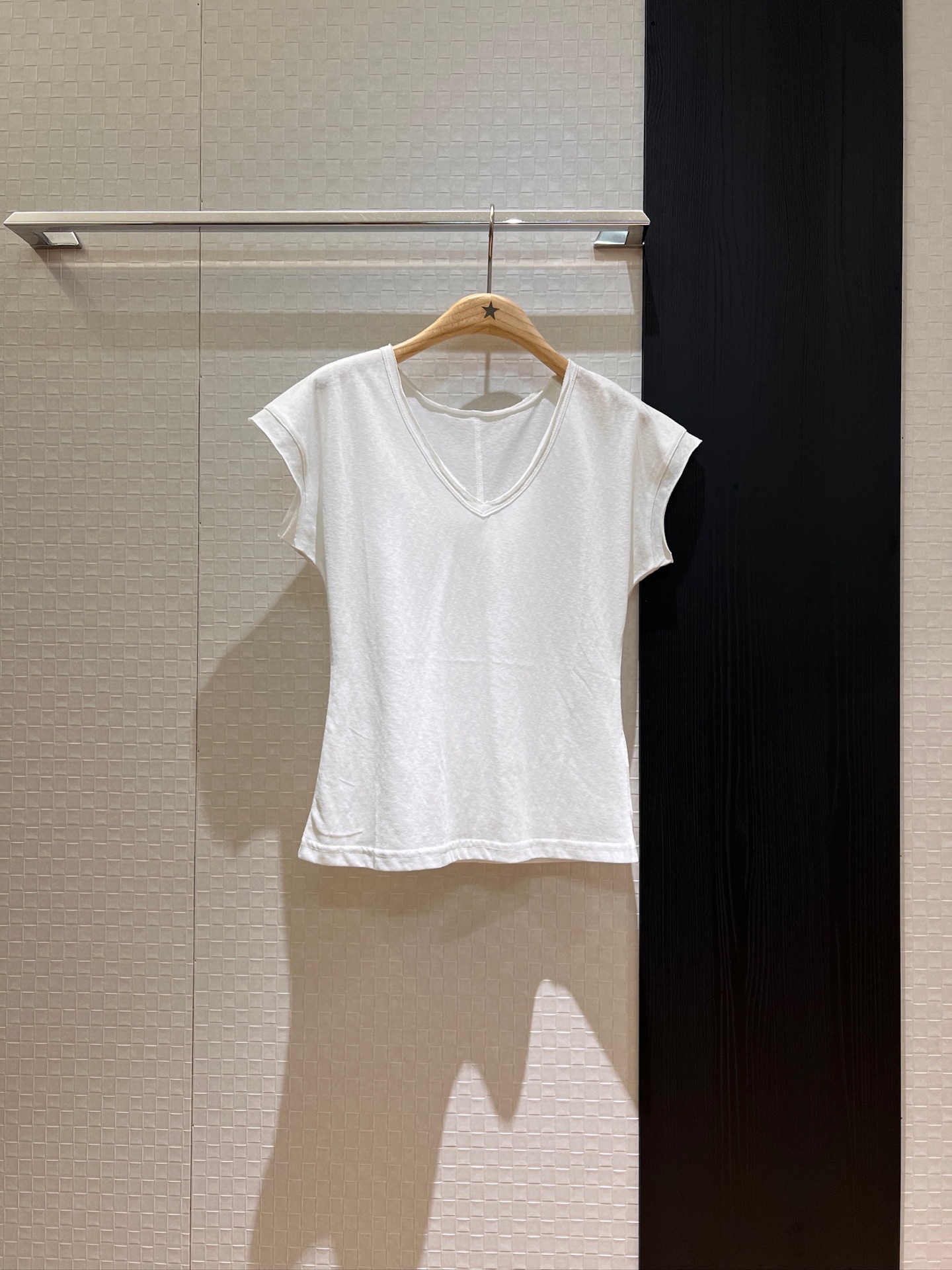 NO:418207,New minimalist design cut edge V-neck T-shirt, shoulder-falling design slim and slim, age-reducing versatile black and white SML, tees, t-shirt, alexander wang19860909新款极简设计剪边V领T恤 落肩设计修身显瘦 减龄百搭黑色白色 SML,,tees，t-shirt,alexander wang,Women's clothing