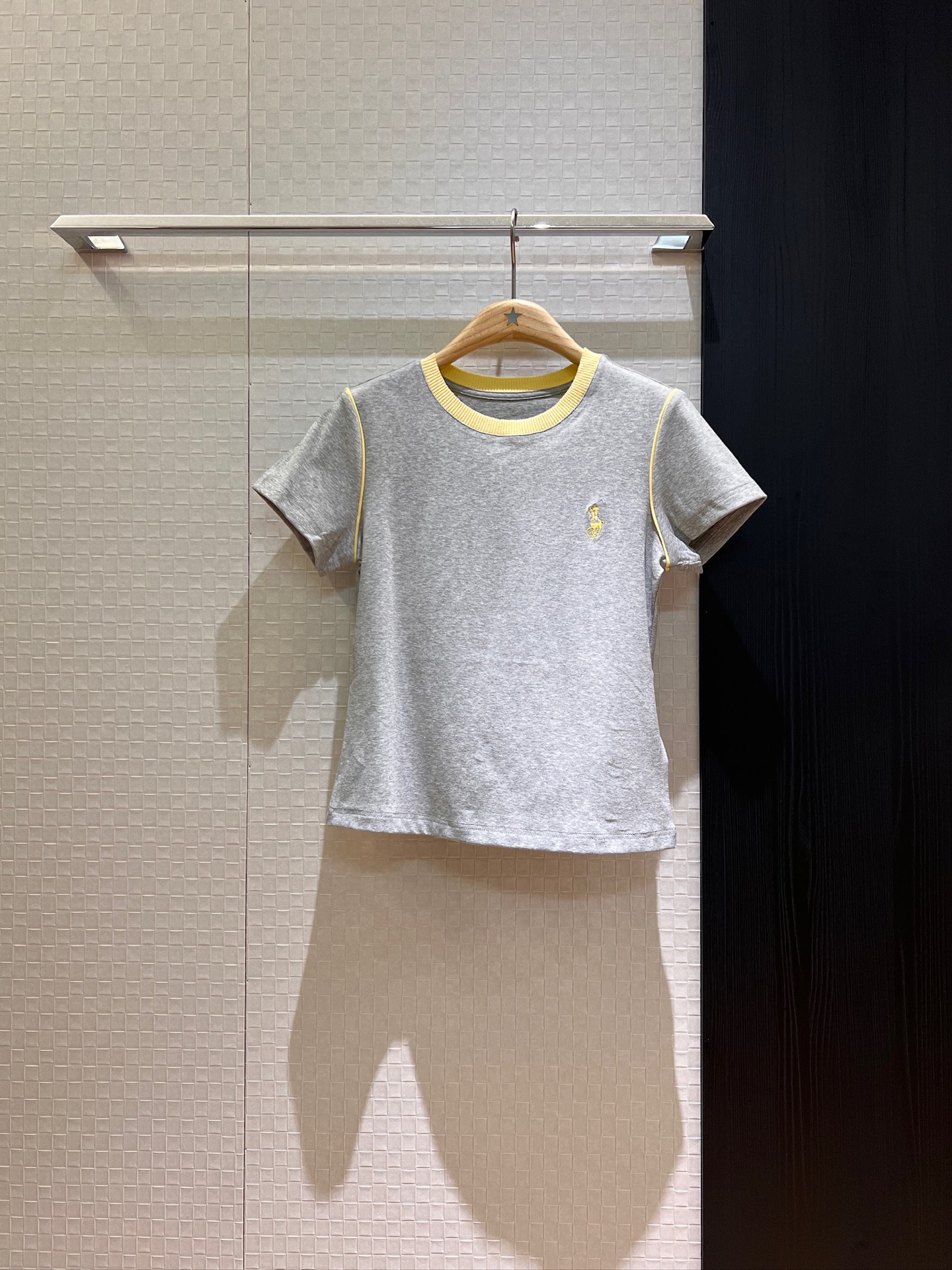 NO:419840,New embroidered pony contrasting ribbed collar T-shirt shoulder edge strips to reduce age and make you look younger. Gray white SML, tees, t-shirt, alexander wang19860909新款刺绣小马撞色罗纹领T恤 肩膀拼边条减龄显嫩 灰色白色SML,,tees，t-shirt,alexander wang,Women's clothing