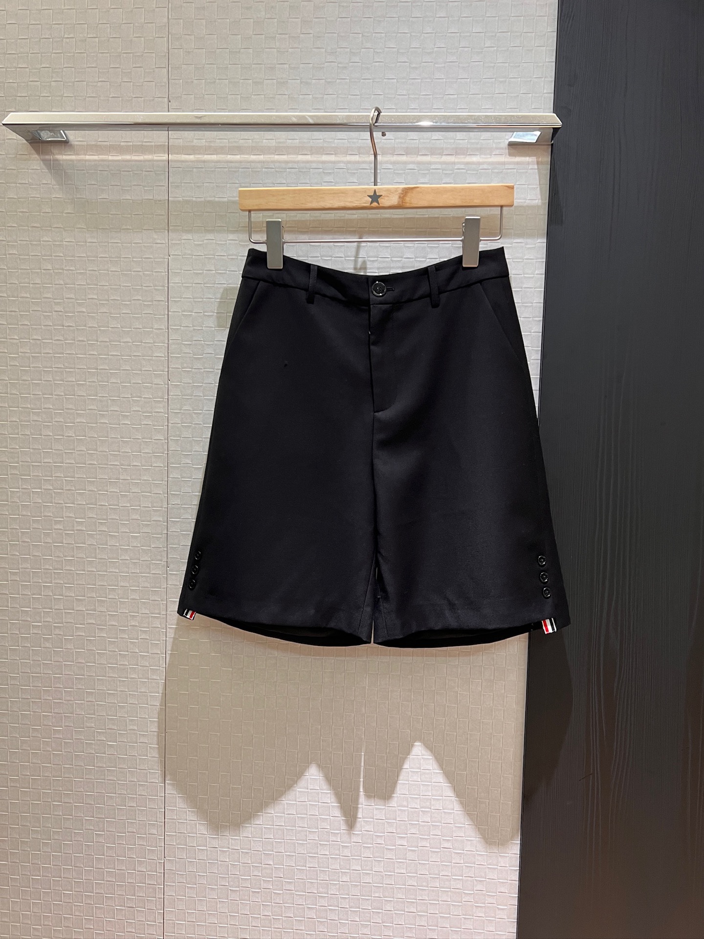 NO:419881,New TB simple design suit mid-trousers, five-point shorts, buckles, classic three-color webbing back pocket triangle decoration, minimalist commuting, handsome and fashionable, sweet and versatile, black gray, S-XL, shorts, business suit, alexander wang19860909新款TB简约设计西装中裤 五分短裤裤脚开扣 经典三色织带后口袋三角形装饰 极简通勤 帅气时髦 甜飒百搭 黑色灰色 S-XL,,shorts,business suit,alexander wang,Women's clothing