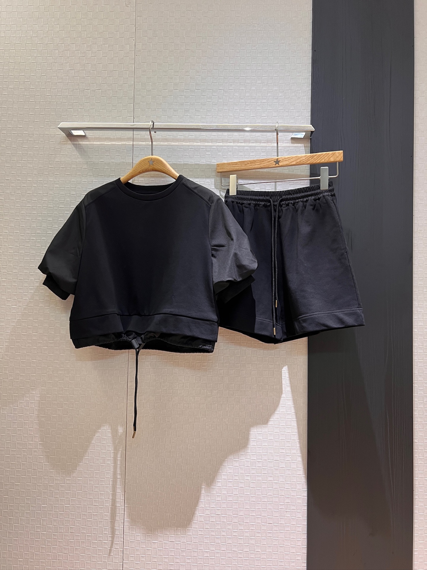 NO:419921,New style is coming to cover, classic armband decoration, splicing design, round neck elastic waist-retracting sports suit, loose and casual, puff sleeve ties, drawstring adjustable elastic waist wide-leg shorts, lazy age-reducing dark blue apricot SML,,Moncler, shorts,alexander wang19860909新款来袭蒙口 经典袖标装饰 拼接设计圆领弹力收腰运动套装宽松休闲 泡泡袖束口 下摆可抽绳调节松紧腰阔腿短裤 慵懒减龄 深蓝杏色 SML,,Moncler,shorts,alexander wang,Women's clothing