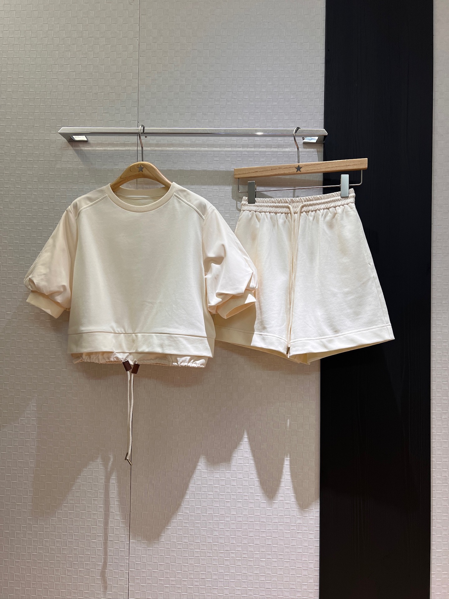 NO:419944,New style is coming to cover, classic armband decoration, splicing design, round neck elastic waist-retracting sports suit, loose and casual, puff sleeve ties, drawstring adjustable elastic waist wide-leg shorts, lazy age-reducing dark blue apricot SML,,Moncler, shorts,alexander wang19860909新款来袭蒙口 经典袖标装饰 拼接设计圆领弹力收腰运动套装宽松休闲 泡泡袖束口 下摆可抽绳调节松紧腰阔腿短裤 慵懒减龄 深蓝杏色 SML,,Moncler,shorts,alexander wang,Women's clothing