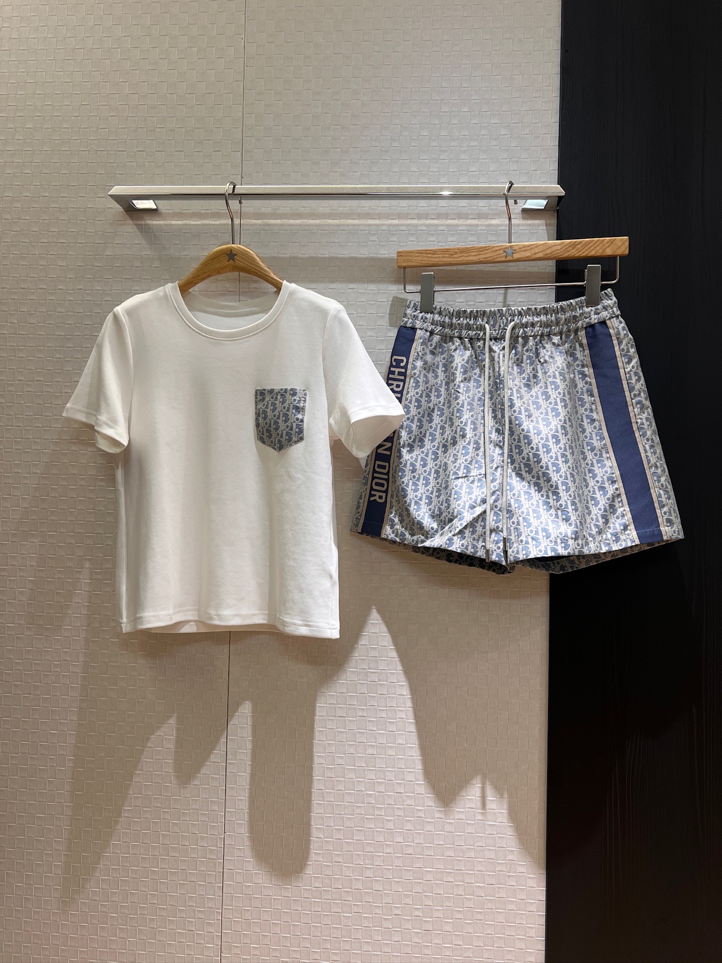 NO:419865,New sports style suit, old-fashioned interface bag, shorts, T-shirt, old-fashioned elastic waist shorts, side webbing logo, casual sports, must-have for age reduction, SML, shorts, T-shirt, tees, t-shirt, alexander wang19860909新款运动风套装 老花拼接口袋短袖T恤老花松紧腰短裤侧边织带logo 休闲运动 减龄必备 SML,,shorts,T-shirt,tees，t-shirt,alexander wang,Women's clothing