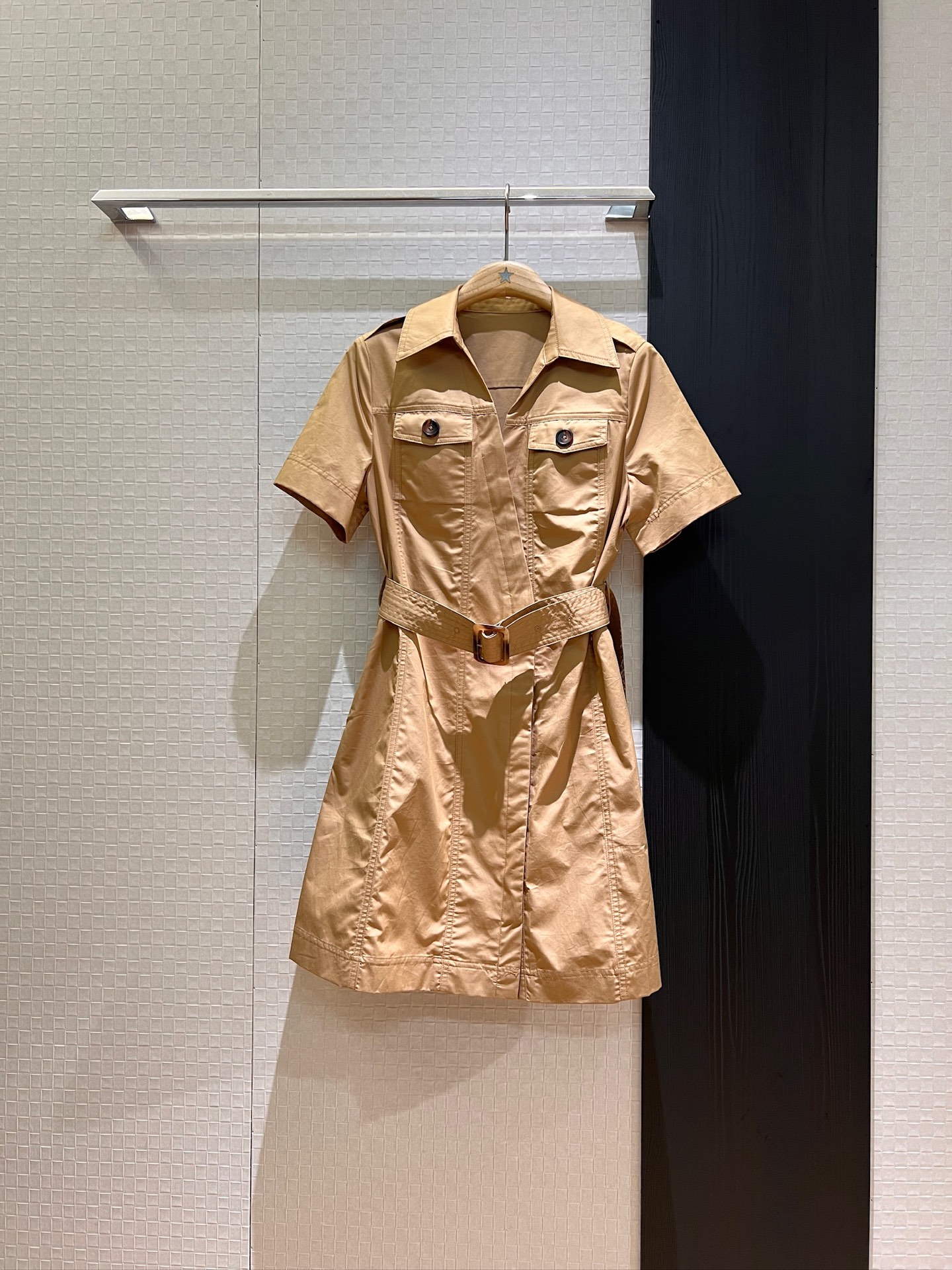 NO:419905,New BV lapel ejection short-sleeved dress with belt decoration, chest pocket decoration on both sides of pockets, leisure and age reduction, essential for vacation SML, bottega veneta, skirts, T-shirt, alexander wang19860909新款来袭BV翻领肩章短袖连衣裙系腰带装饰 胸前口袋装饰两侧口袋 休闲减龄 度假必备 SML,,bottega veneta,skirts,T-shirt,alexander wang,Women's clothing