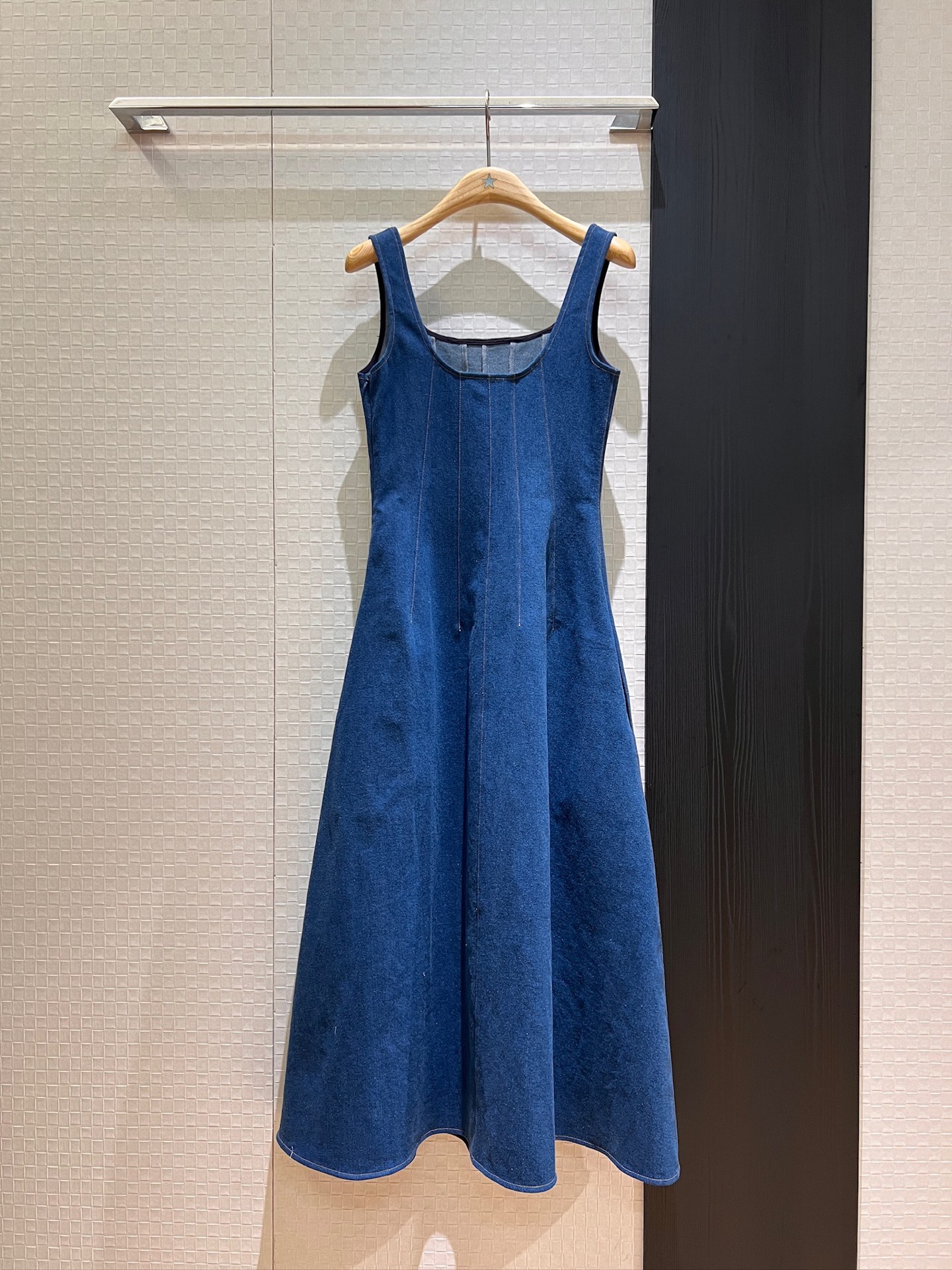 NO:419926,New French minimalist U-neck vest suspender denim dress with multiple pieces splicing, slim pockets on both sides, elegant temperament, large skirts, SML, skirts, alexander wang19860909新款法式极简U领背心吊带牛仔连衣裙多片拼接 两侧口袋修身显瘦 气质优雅 大裙摆 SML,,skirts,alexander wang,Women's clothing