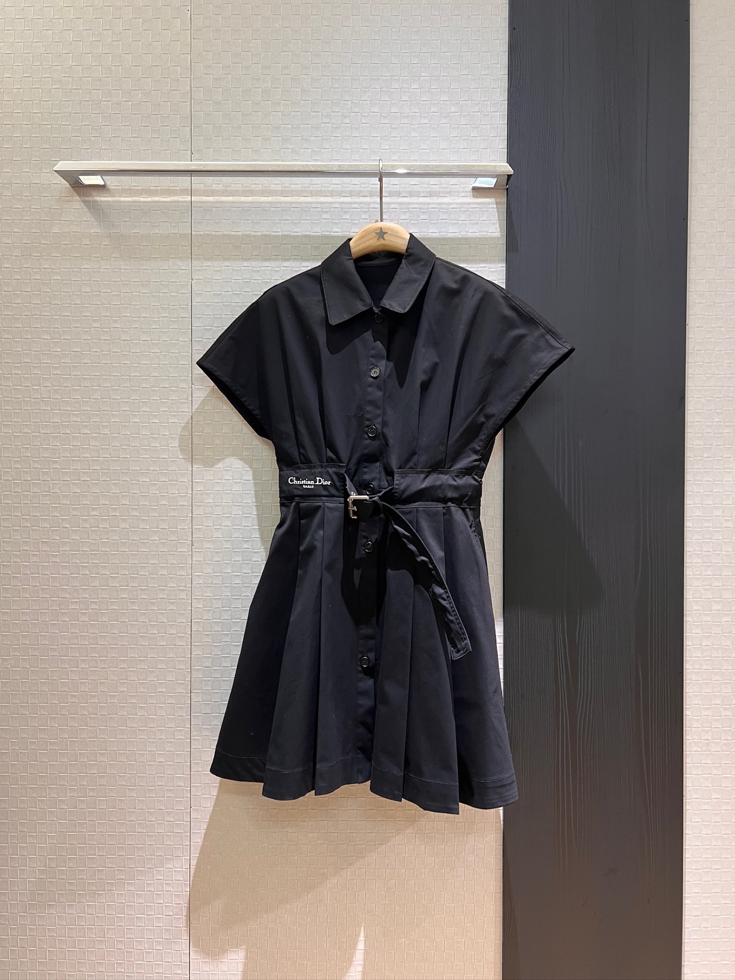 NO:799920,New recommendation: Amy's same style, lapel off-shoulder dress, embroidered CD letter logo, pleated belt, waist design, loose and age-reducing, pockets on both sides, black, khaki, white, SML,,amiri,skirts,19860909新款推荐艾米同款 翻领落肩连衣裙 刺绣CD字母logo褶皱系腰带收腰设计 宽松减龄两侧有口袋 黑色卡其白色 SML,,amiri,skirts,,Women's clothing