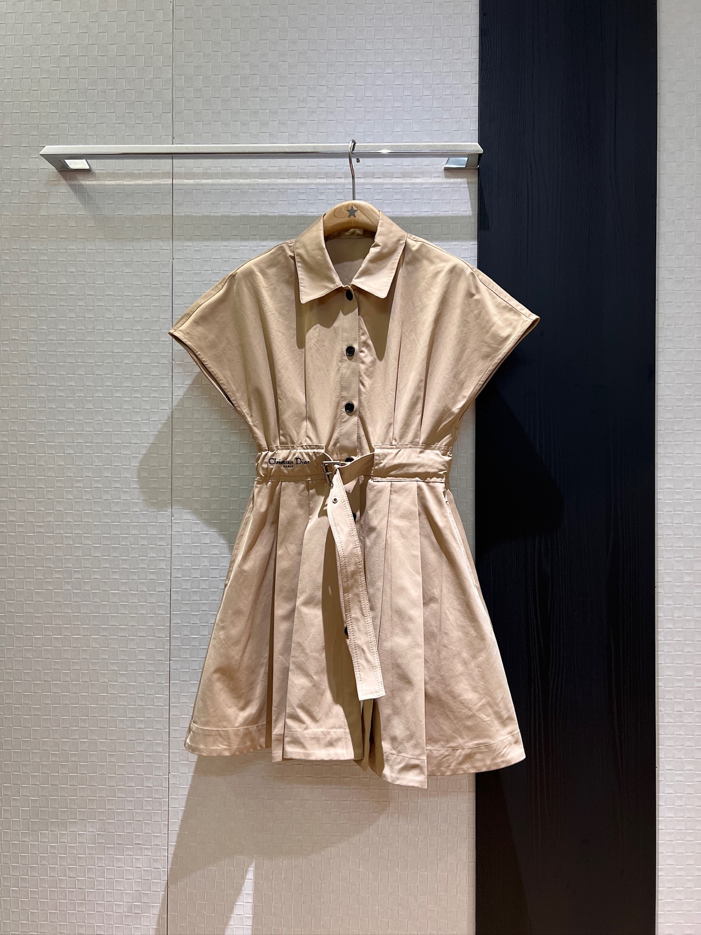 NO:419947,The new model is recommended for Amy, lapel and shoulder-drop dress, embroidered CD letter logo pleated belt waist design, loose and age-reducing pockets on both sides, black khaki white SML, amiri, skirts, alexander wang19860909新款推荐艾米同款 翻领落肩连衣裙 刺绣CD字母logo褶皱系腰带收腰设计 宽松减龄两侧有口袋 黑色卡其白色 SML,,amiri,skirts,alexander wang,Women's clothing