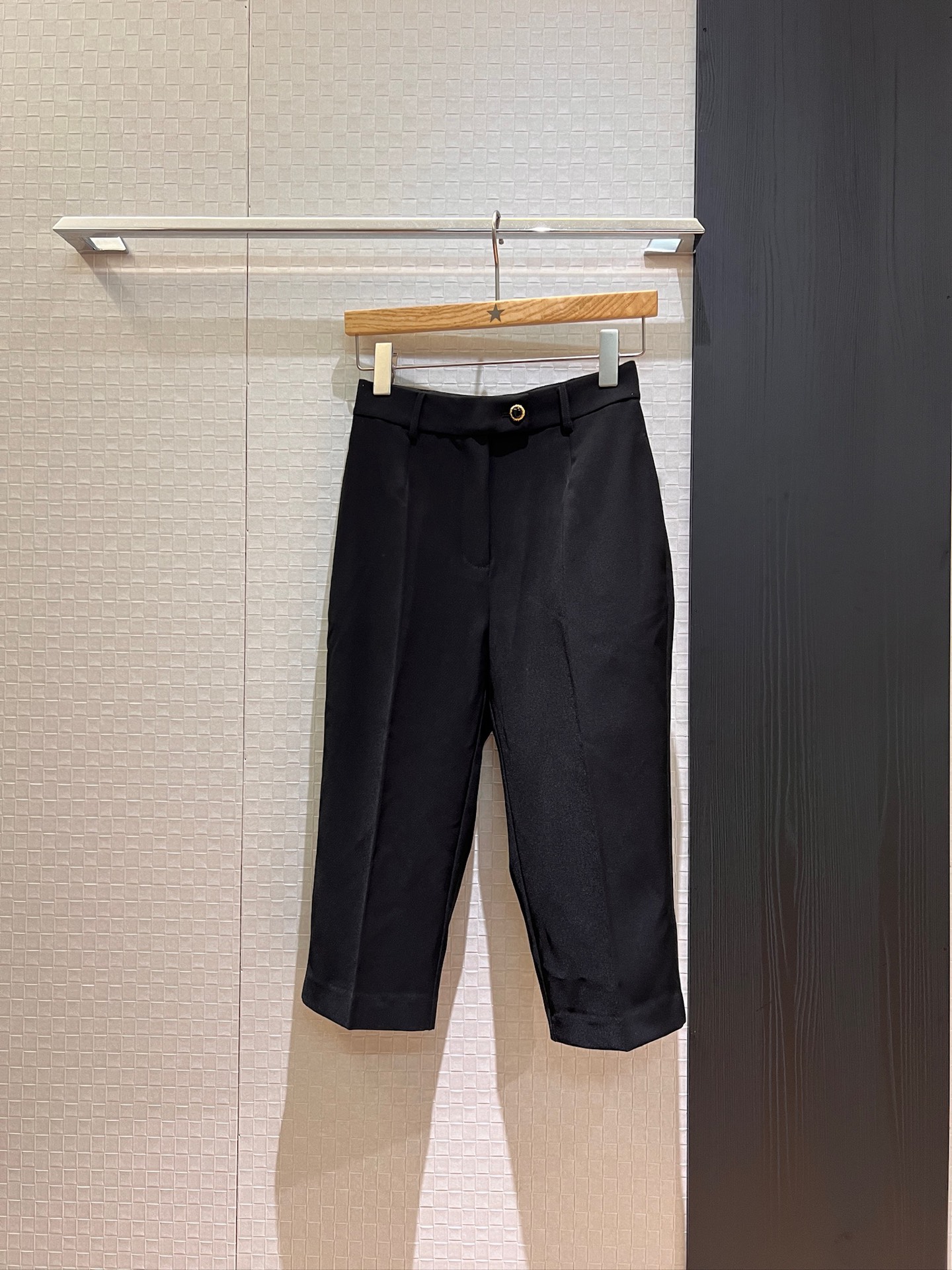NO:419896,New style very simple button casual six-point pants, mid-pants fashionable commuting, age-reducing versatile SML,,alexander wang19860909新款极简单扣休闲六分裤 中裤时尚通勤 减龄百搭SML,,alexander wang,Women's clothing