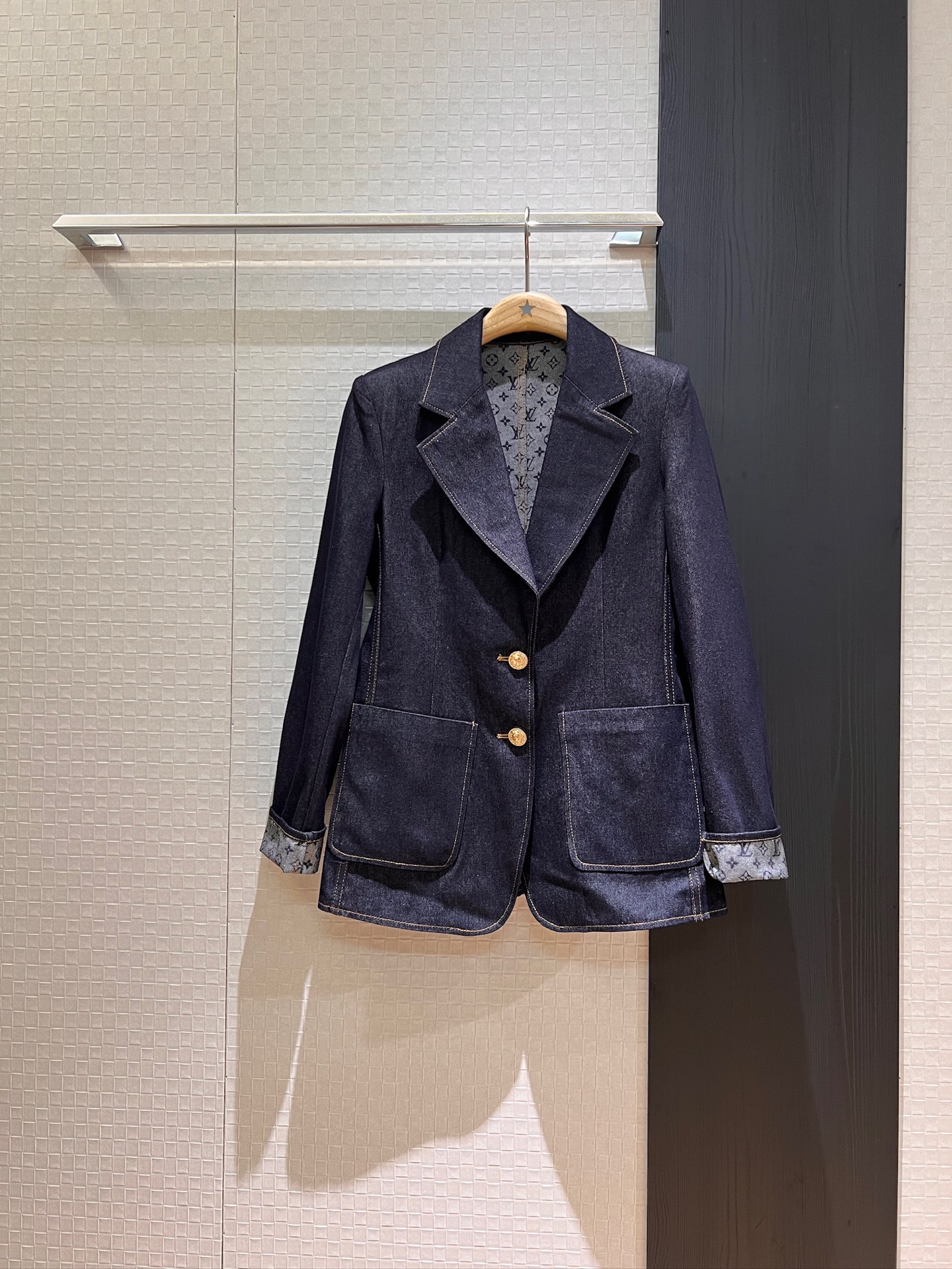 NO:419917,New style of presbyterian printed denim blazer with pocket decoration on both sides, waist-hugging, fashionable and casual cuffs can be curled, must-have for age reduction SML, jackets & coats, business suit, alexander wang19860909新款内里老花印花牛仔西装外套 两侧口袋装饰收腰修身 时尚休闲袖口可卷边 减龄必备 SML,,jackets & coats,business suit,alexander wang,Women's clothing