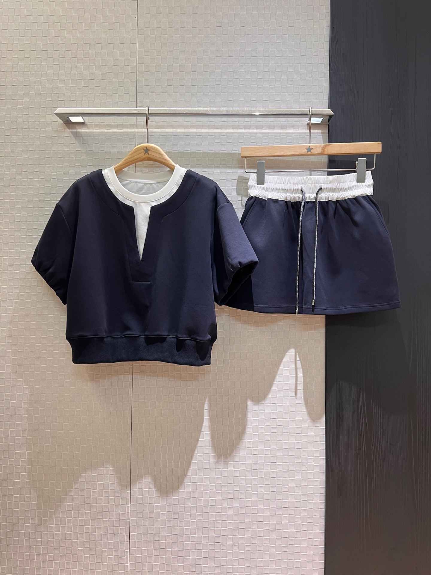 NO:421720,New contrasting color splicing fake two-piece suit, shoulder-shoulder fake two-piece splicing T-shirt top color-blocking elastic waist skirt, both sides pockets, shorts, alexander wang, shorts, t-shirt, alexander wang19860909新款撞色拼接假两件套装 落肩假两件拼接T恤上衣拼色松紧腰半裙 两侧口袋 短裤内衬休闲百搭 可爱减龄 深蓝灰色 SML,,skirts,shorts,tees，t-shirt,alexander wang,Women's clothing