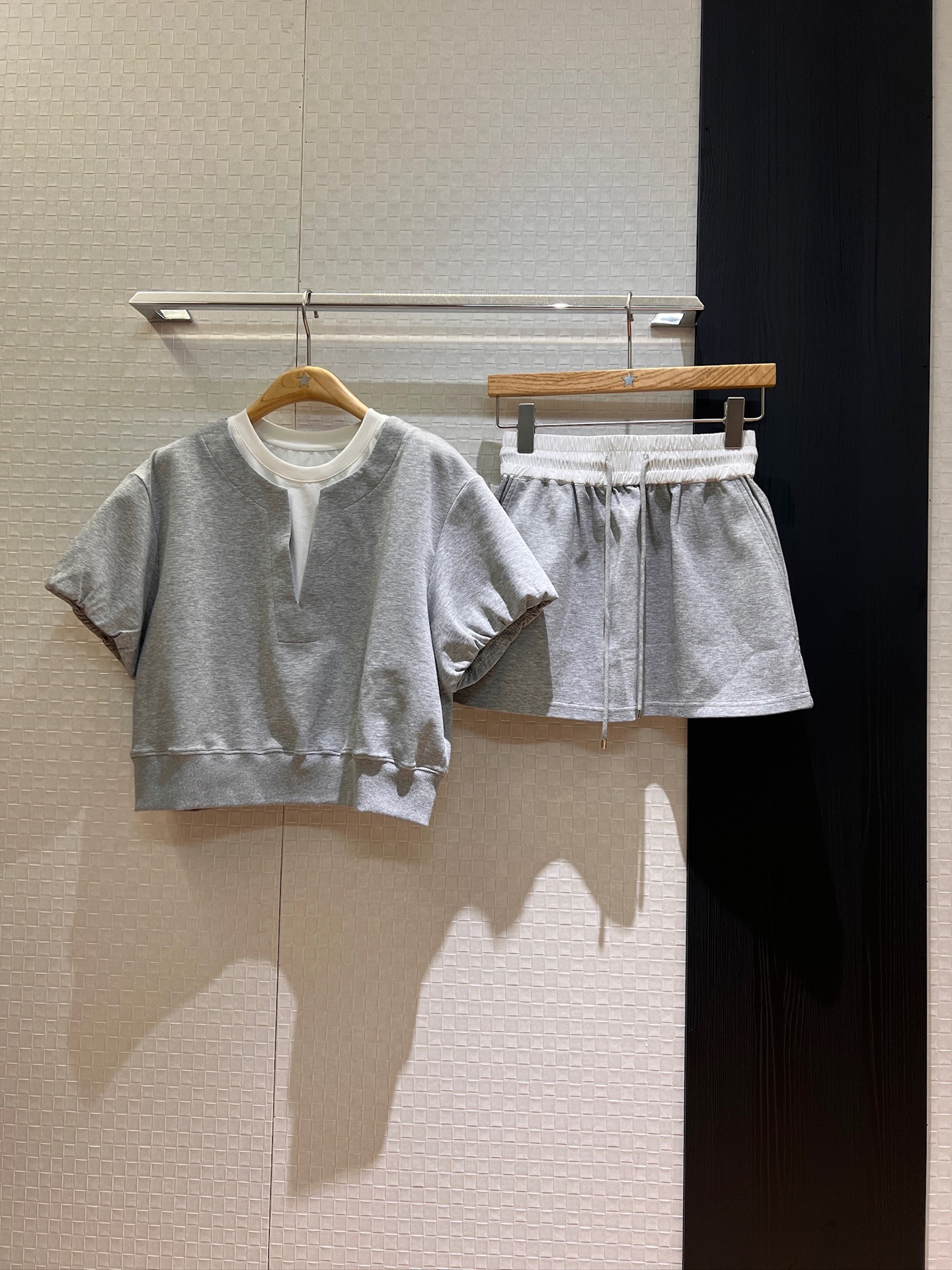 NO:421737,New contrasting color splicing fake two-piece suit, shoulder-shoulder fake two-piece splicing T-shirt top color-blocking elastic waist skirt, both sides pockets, shorts, alexander wang, shorts, t-shirt, alexander wang19860909新款撞色拼接假两件套装 落肩假两件拼接T恤上衣拼色松紧腰半裙 两侧口袋 短裤内衬休闲百搭 可爱减龄 深蓝灰色 SML,,skirts,shorts,tees，t-shirt,alexander wang,Women's clothing