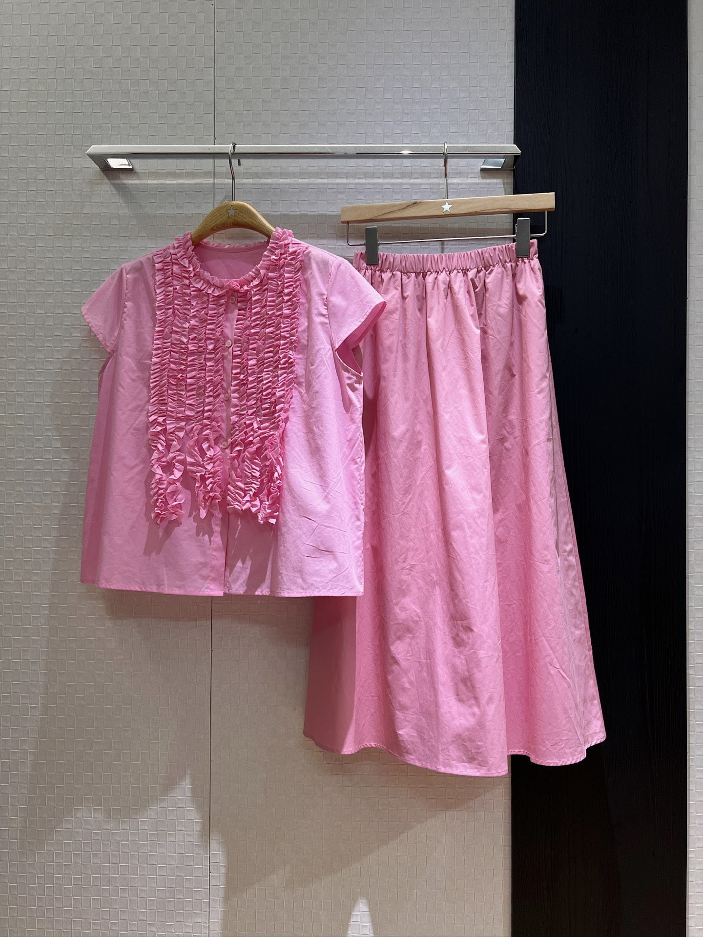 NO:423411,New three-dimensional wood fungus lace cotton set, round neck short-sleeved shirt top elastic waist skirt, casual vacation pockets, age-reducing essentials Pink and white S-XL, skirts, T-shirt, alexander wang19860909新款立体木耳花边棉布套装 圆领短袖衬衣上衣松紧腰半裙 休闲度假两侧有口袋 减龄必备 粉色白色 S-XL,,skirts,T-shirt,alexander wang,Women's clothing