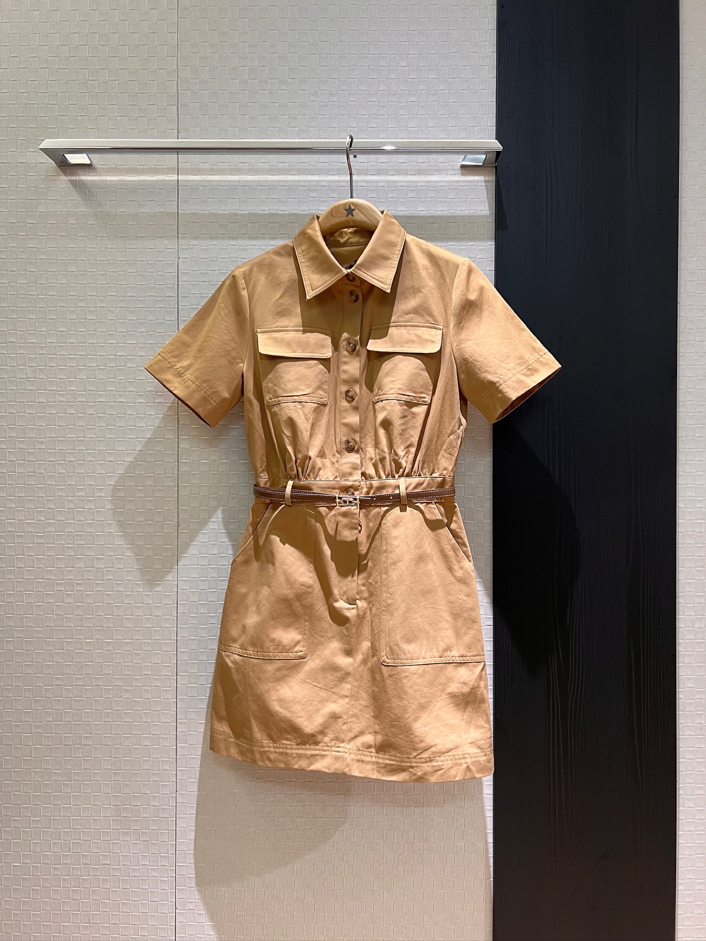 NO:421753,New lapel work style short-sleeved dress with pig nose buckle belt decoration chest pocket decoration on both sides of pockets casual and age-reducing vacation essentials SML, skirts, T-shirt, alexander wang19860909新款翻领工装风短袖连衣裙猪鼻扣腰带装饰 胸前口袋装饰两侧口袋 休闲减龄 度假必备 SML,,skirts,T-shirt,alexander wang,Women's clothing